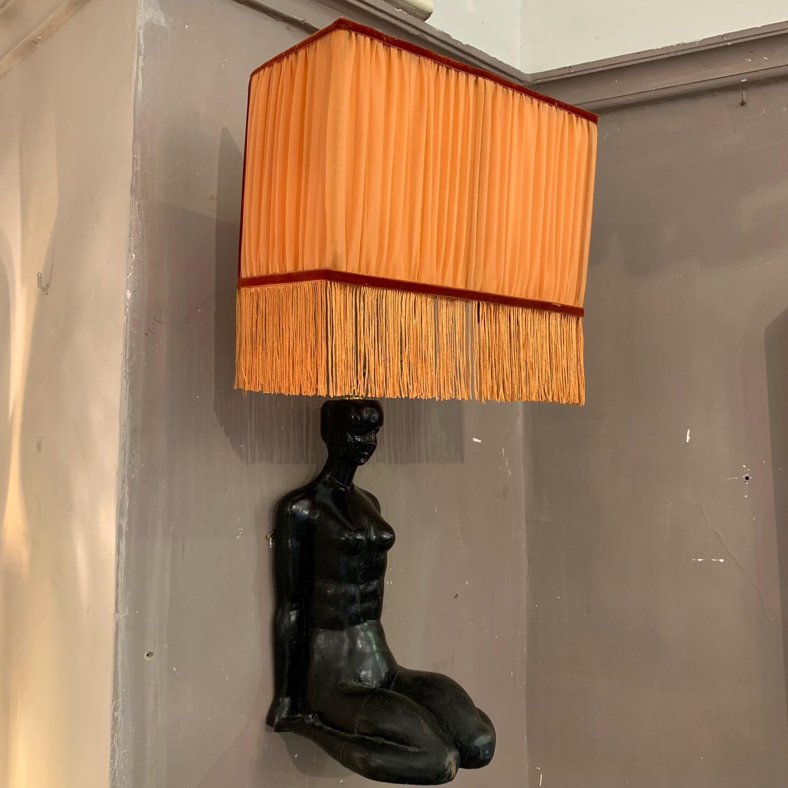 Pair of Art Deco wood sculpture woman body wall sconces in black lacquered wood with our orange silk lampshades with fringe, velvet edge.
The fringe measures cm 10 long and hangs from the bottom of the shade.