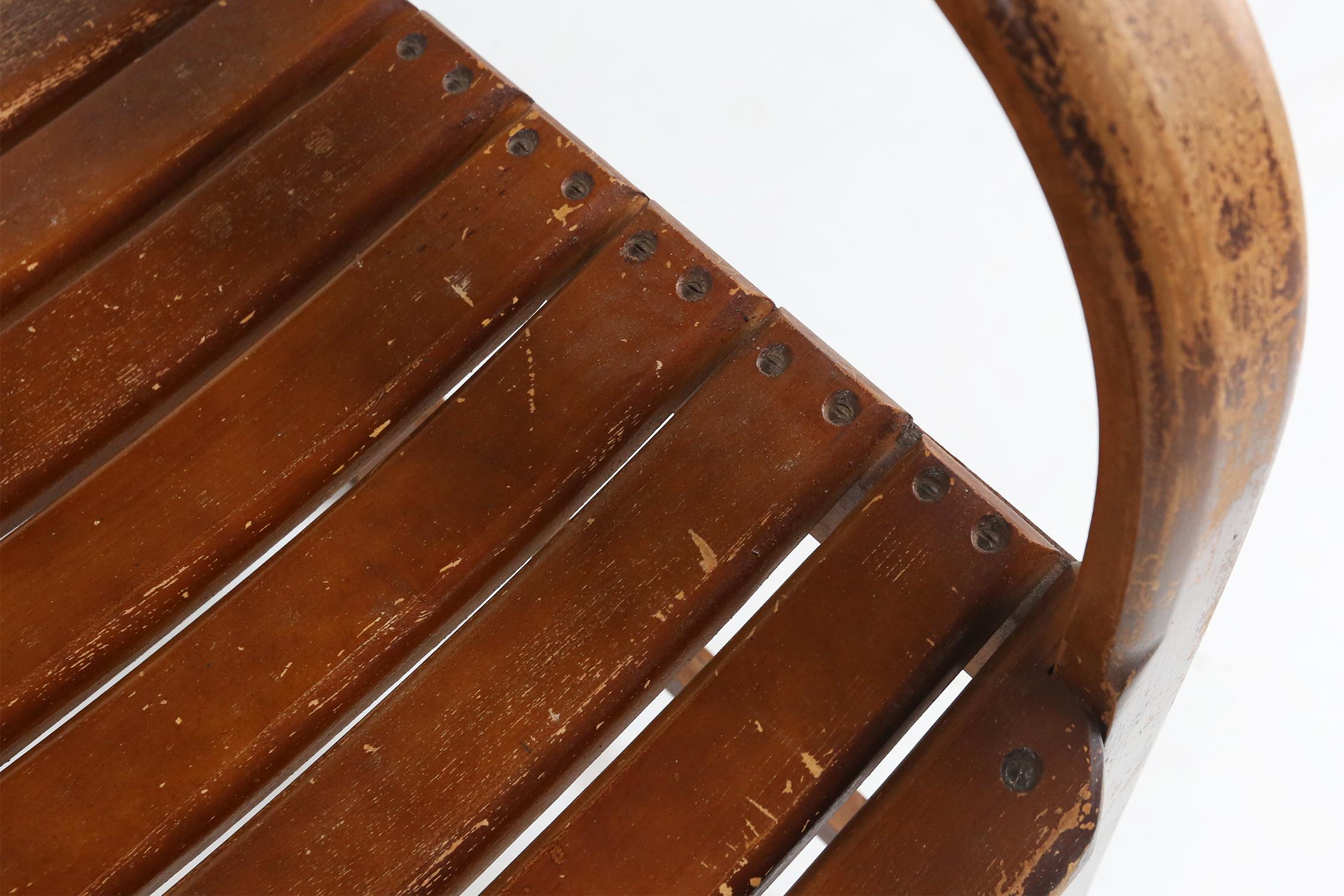 Entdecken Sie den ultimativen Komfort und Stil mit unserem authentischen französischen Stuhl aus den 1930er Jahren.

Der geschichtsträchtige und charaktervolle Stuhl ist fachmännisch aus hochwertigem Holz gefertigt und mit einer einzigartigen Patina