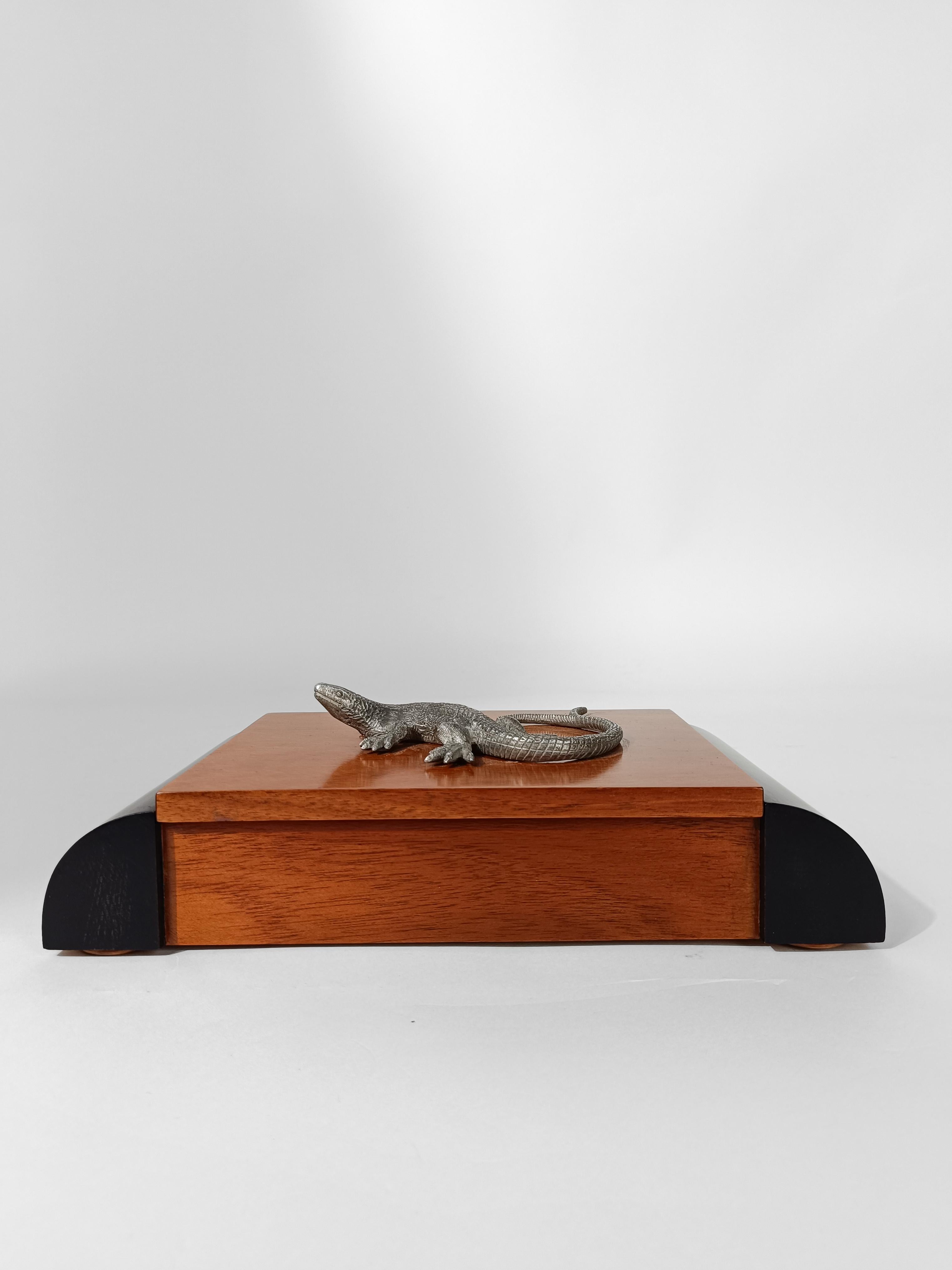 Boîte Art déco décorée d'une poignée en forme de lézard en métal de couleur argentée en vente 6