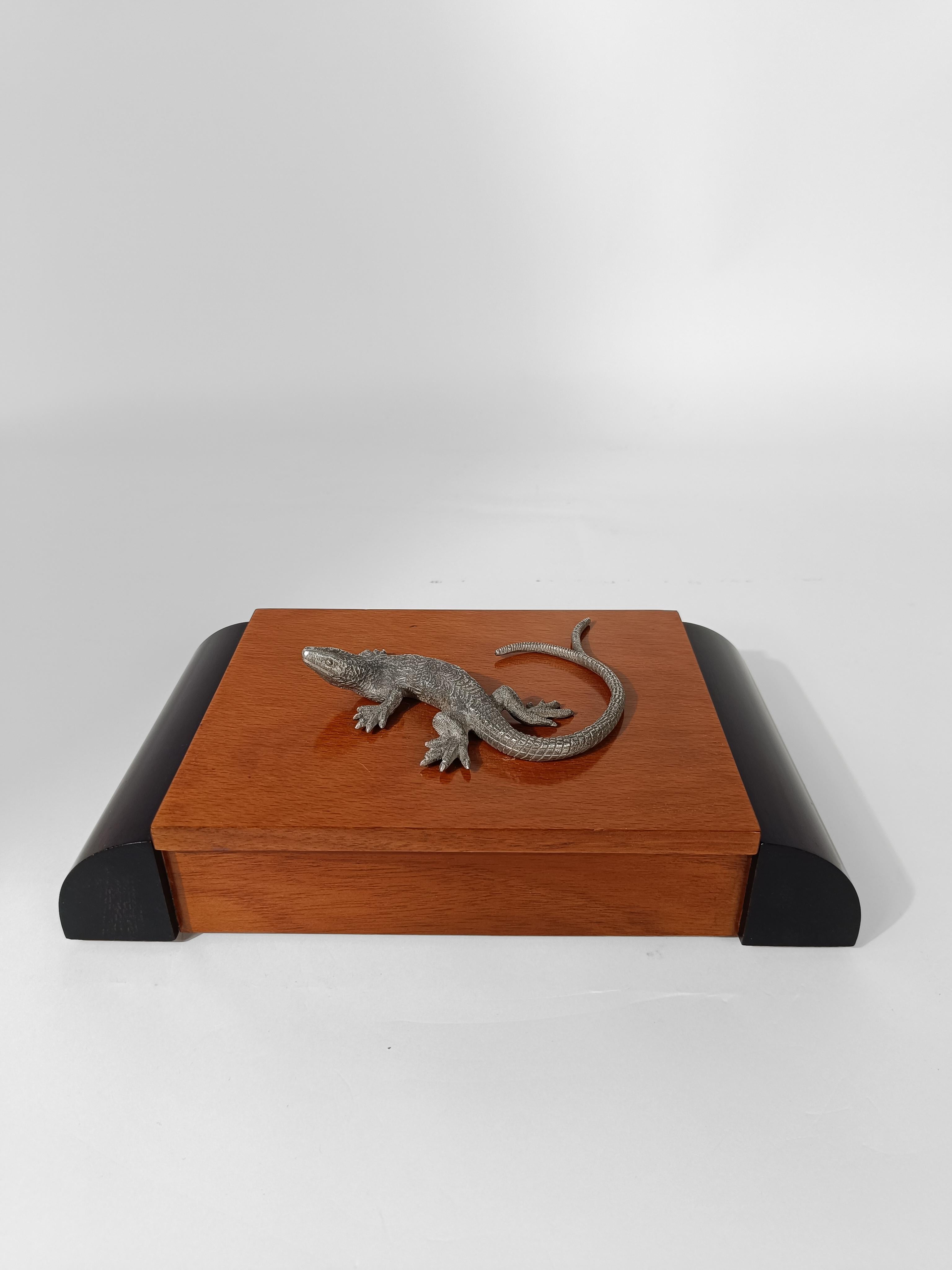 Art Deco wooden Box decorated with a Silver Tone Metal Lizard-shaped Handle For Sale 8