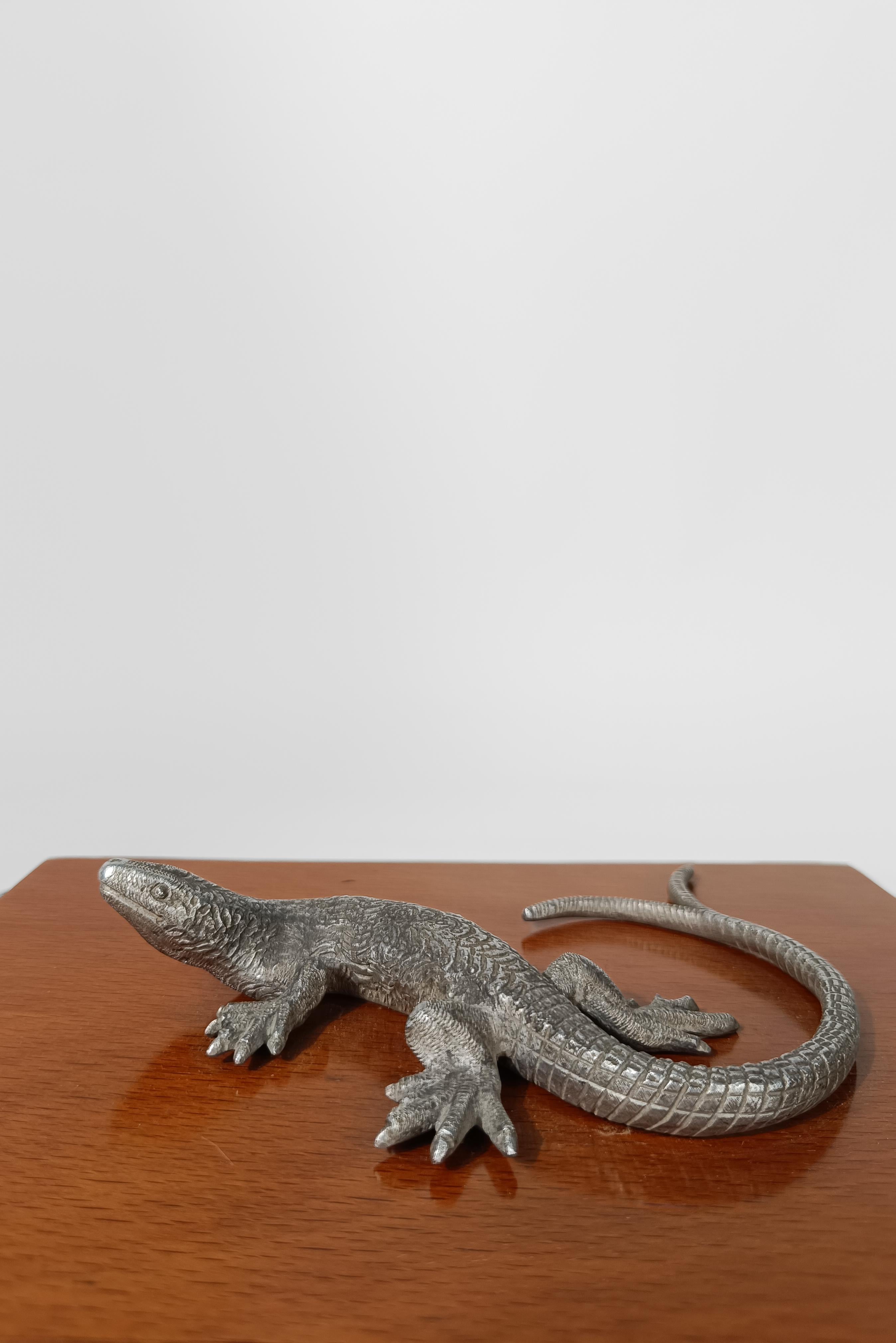 Art Deco wooden Box decorated with a Silver Tone Metal Lizard-shaped Handle For Sale 9