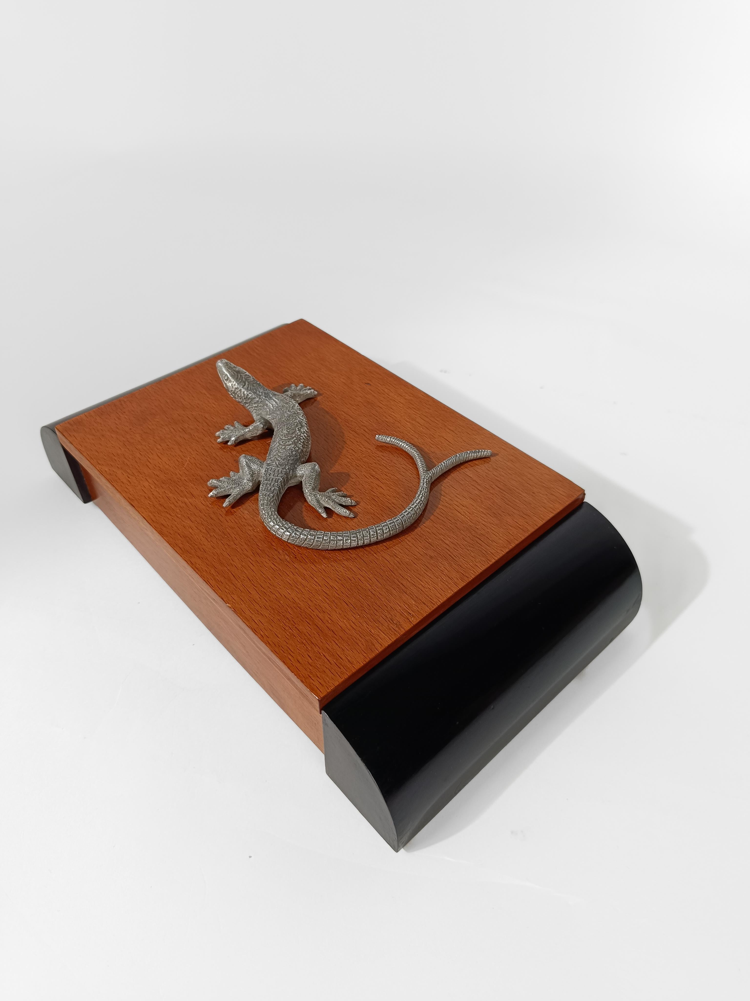 Art Deco wooden Box decorated with a Silver Tone Metal Lizard-shaped Handle For Sale 12