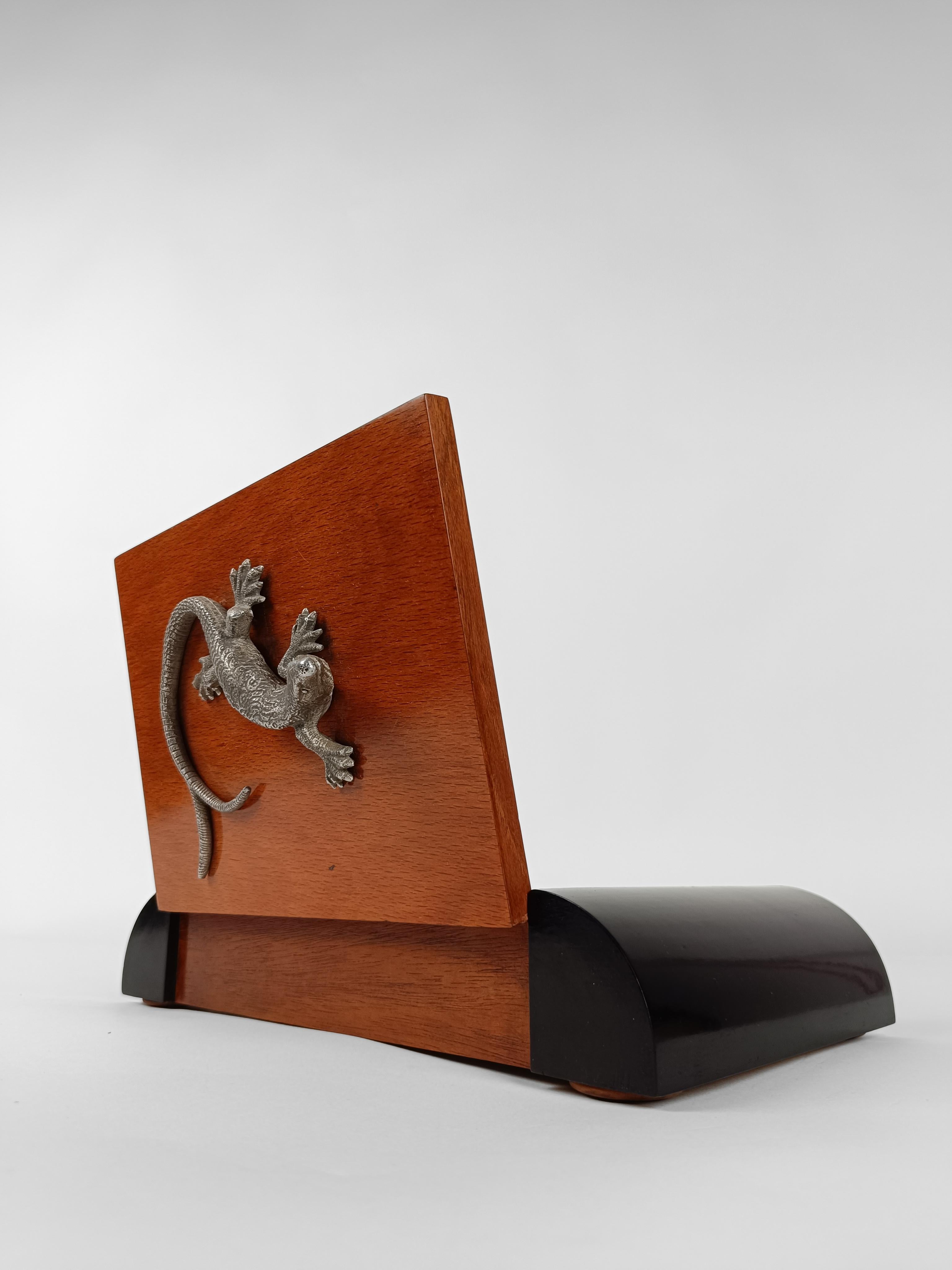 Boîte Art déco décorée d'une poignée en forme de lézard en métal de couleur argentée en vente 14