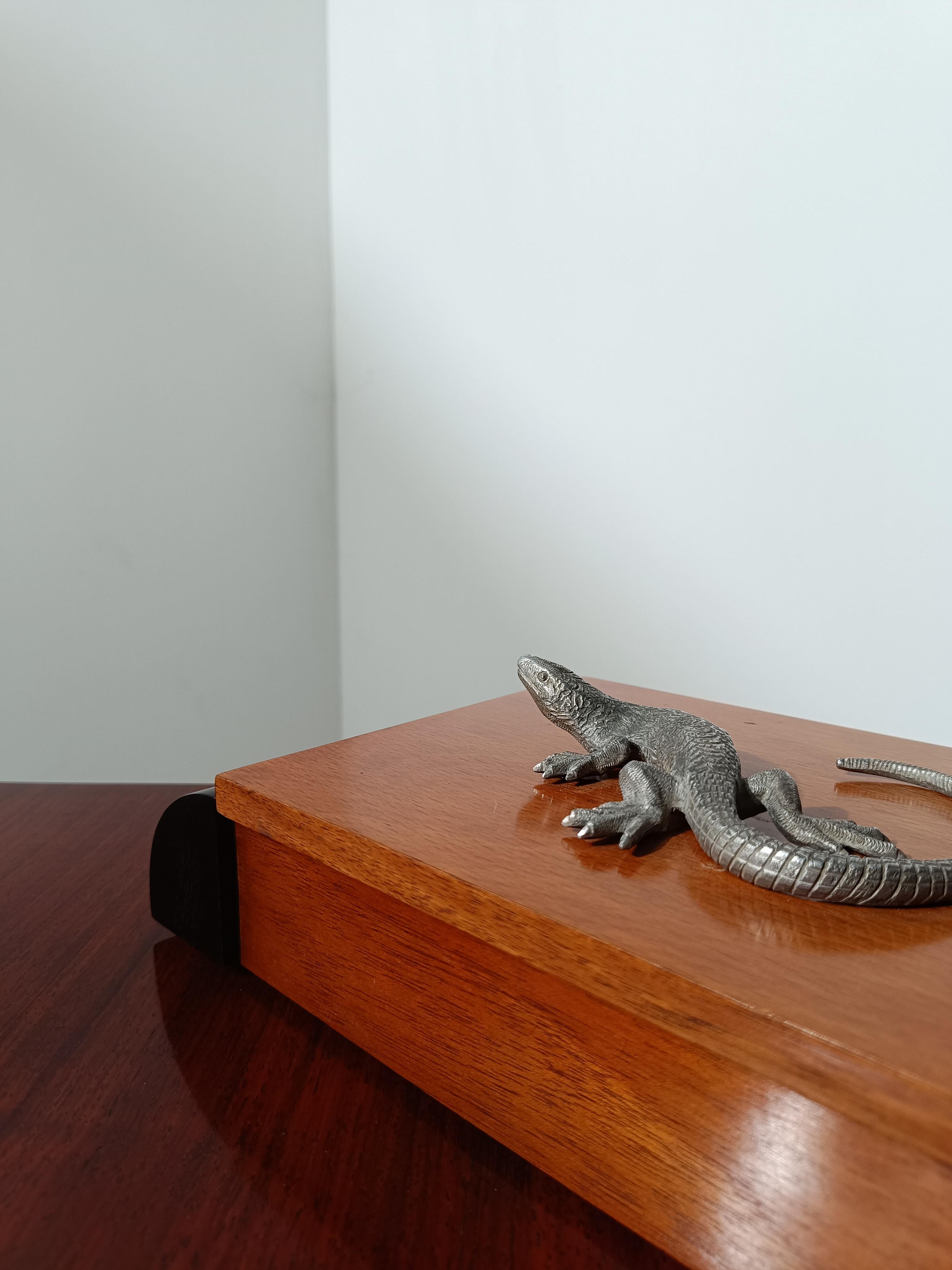 Art Deco wooden Box decorated with a Silver Tone Metal Lizard-shaped Handle In Good Condition For Sale In Roma, IT