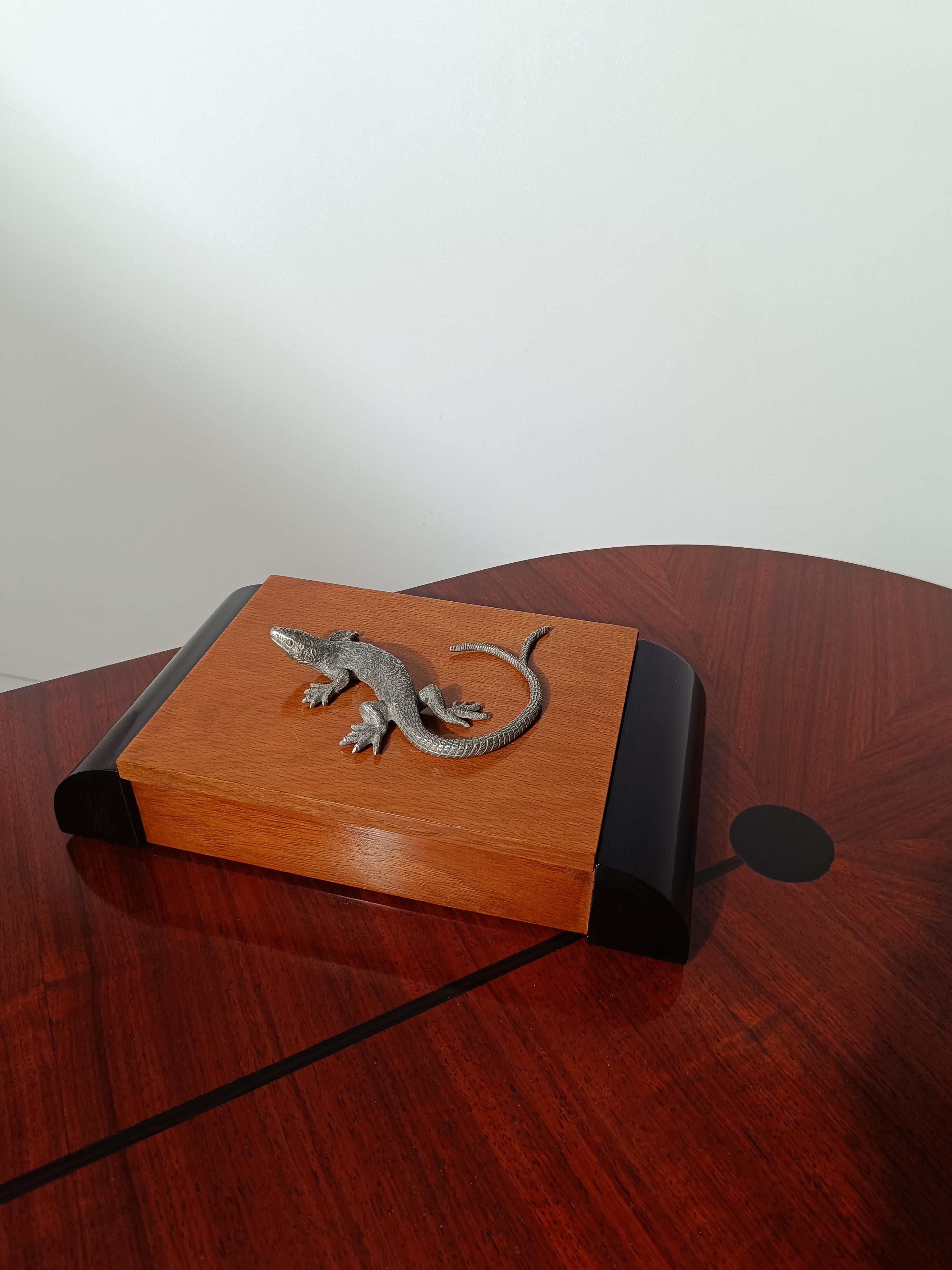 Mid-20th Century Art Deco wooden Box decorated with a Silver Tone Metal Lizard-shaped Handle For Sale