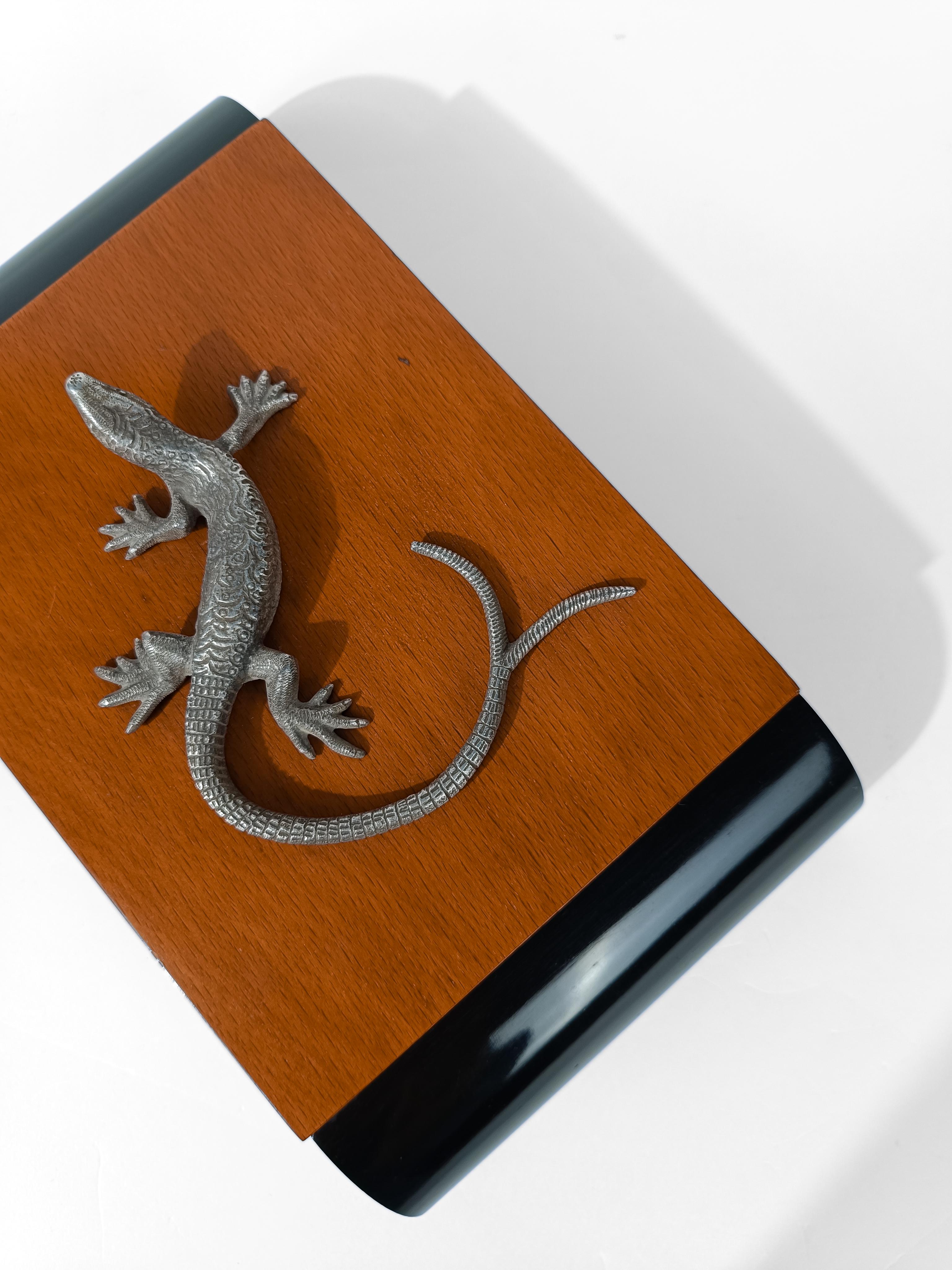 Art Deco wooden Box decorated with a Silver Tone Metal Lizard-shaped Handle For Sale 1