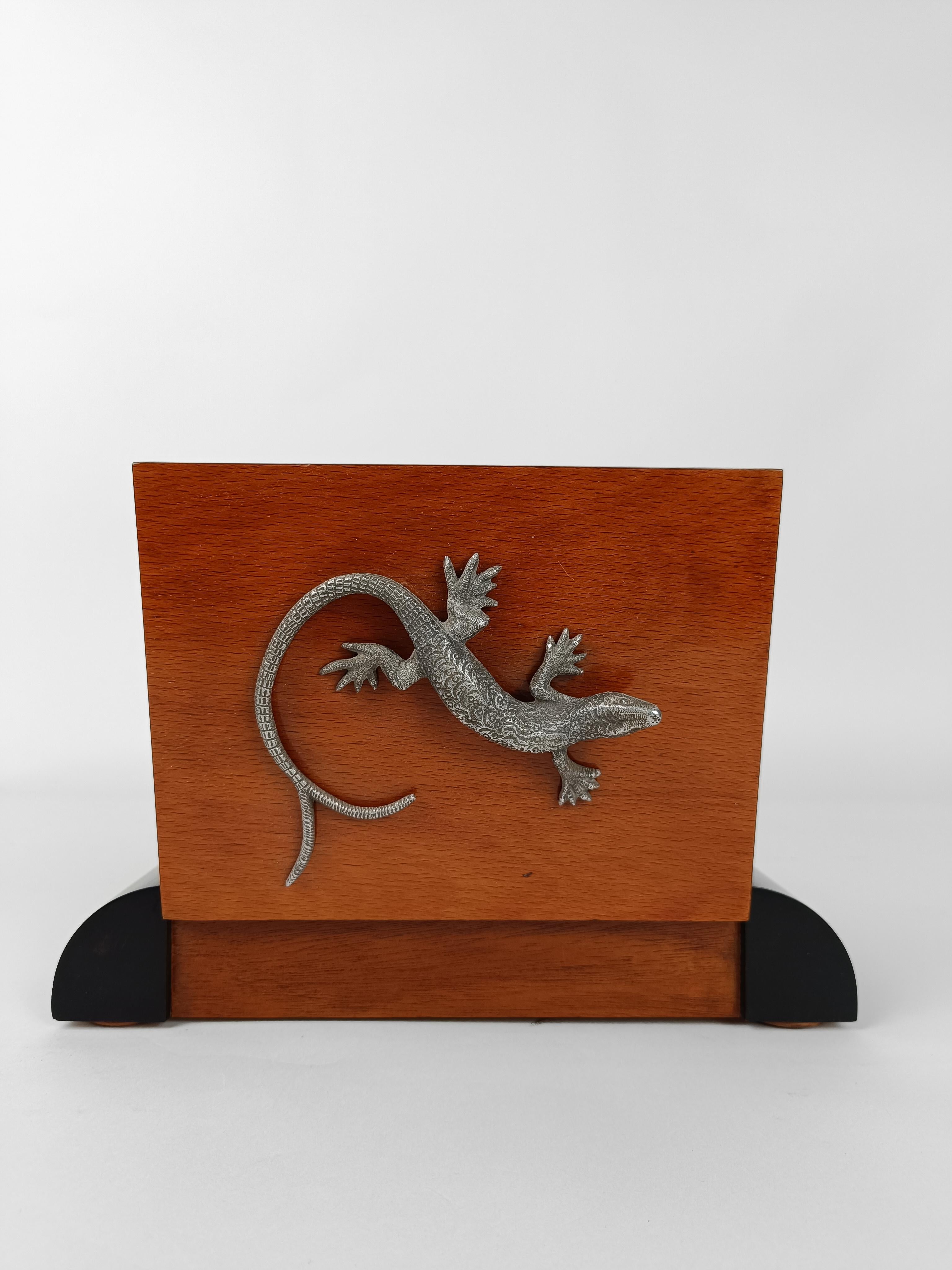 Art Deco wooden Box decorated with a Silver Tone Metal Lizard-shaped Handle For Sale 4