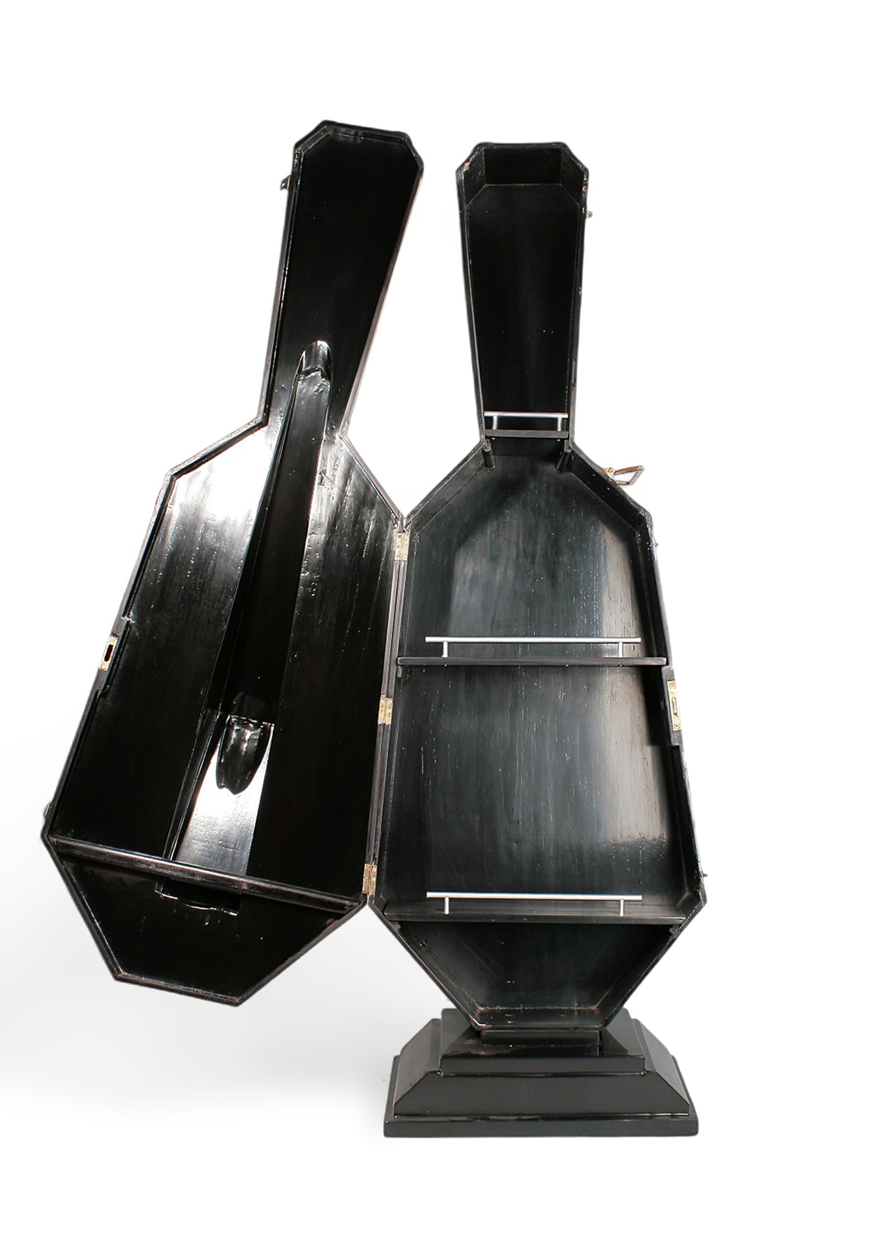 1930s Art Déco bois Cello case liquor storage cabinet/dry bar avec étagères et base, France

Par : inconnu
Matériau : métal, bois
Technique : sculpté, sculpté à la main, travail du métal, fait à la main, coulé, moulé, verni
Dimensions : 12 po x 19,5