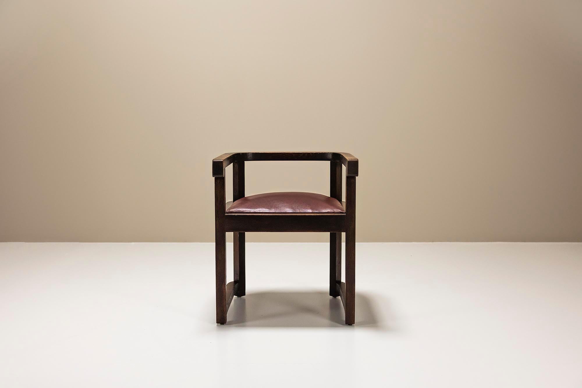 This chair is an interesting mix between simplicity and fascinating details. The stained oak frame is a combination of curved and straight lines. The end of the armrests have a nice downward facing detail, making it als comfortable to put your hands