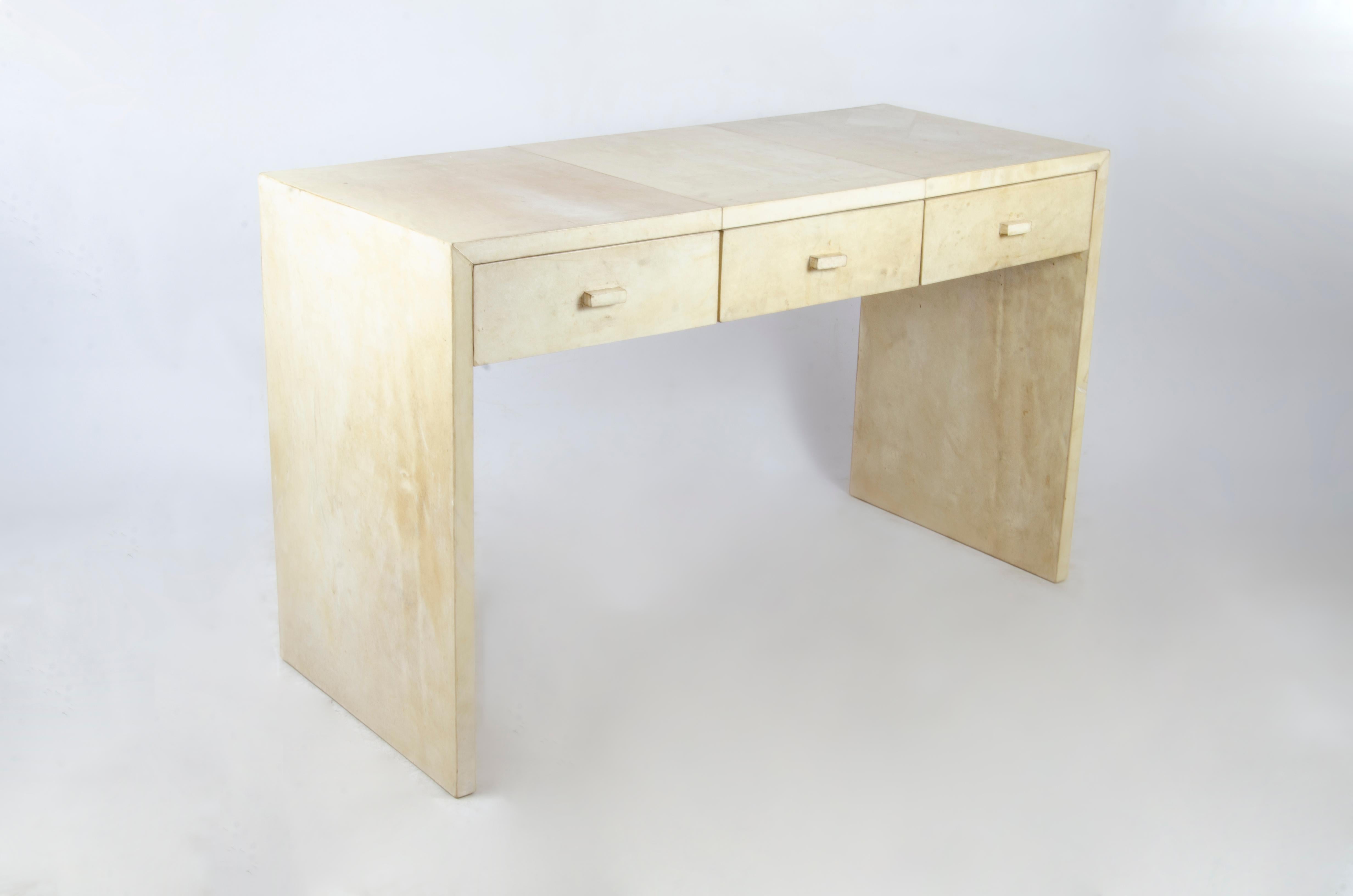 Escritorio Art Déco de madera de principios del siglo XX con tapa de papel pergamino diseñado por Jean-Michel Frank para Comte S.A., Argentina.

Por: Comte S.A., Jean-Michel Frank
Material: madera, papel pergamino
Técnica: tallado,
