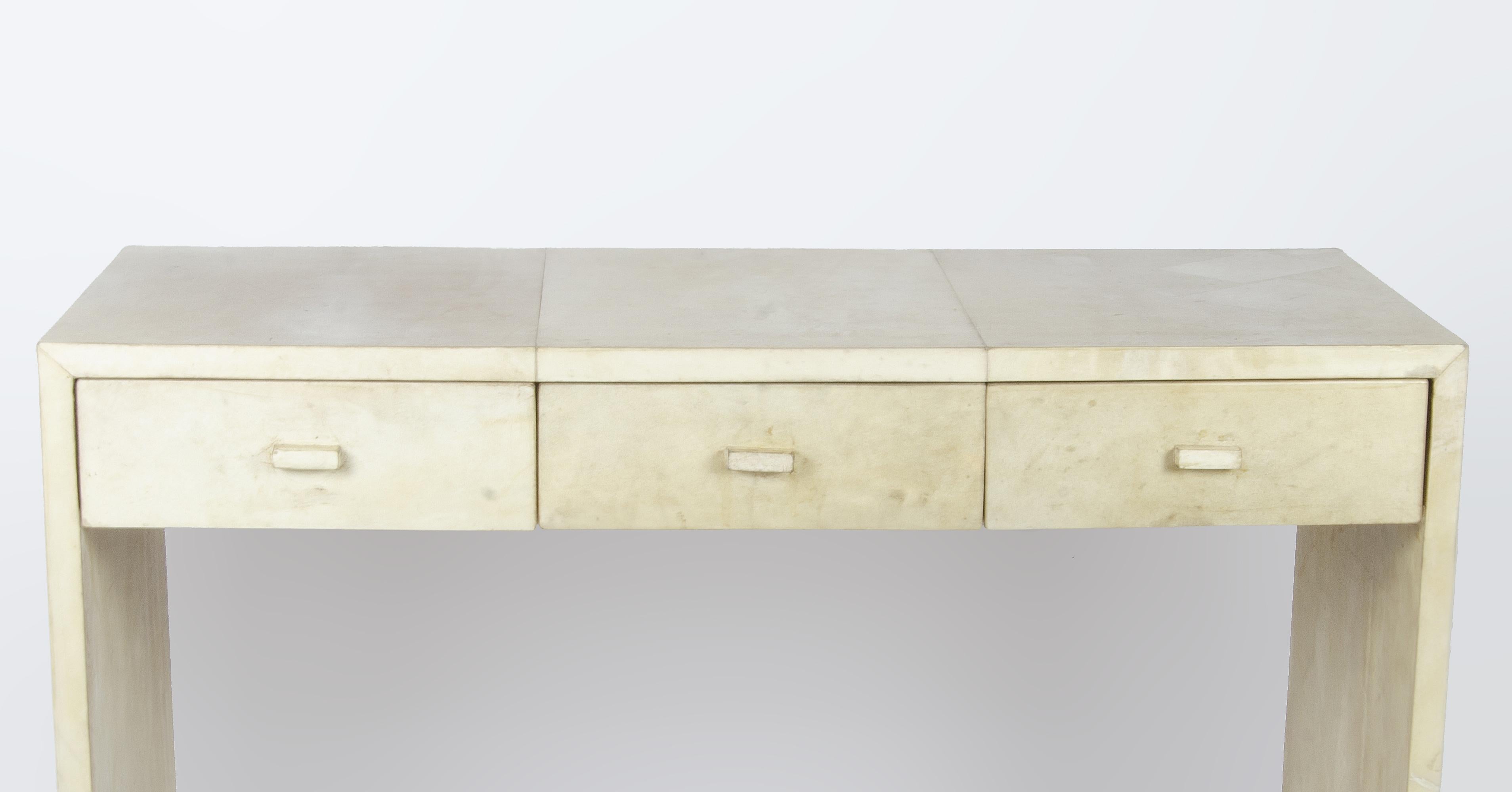 Escritorio Art Déco de madera con cubierta de pergamino Diseñado por J.M. Frank para Comte S.A. Argentino en venta
