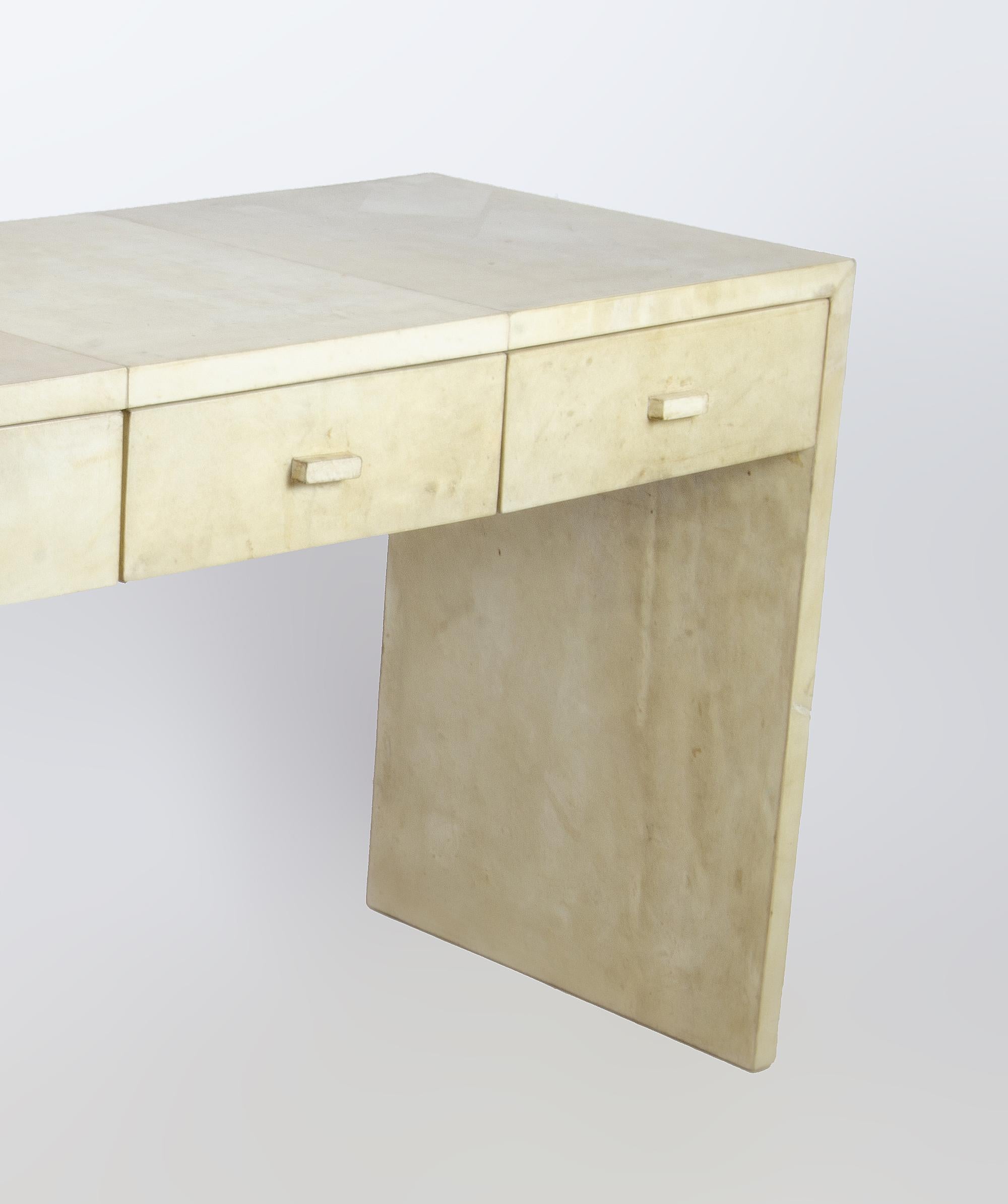 Escritorio Art Déco de madera con cubierta de pergamino Diseñado por J.M. Frank para Comte S.A. Tallado en venta
