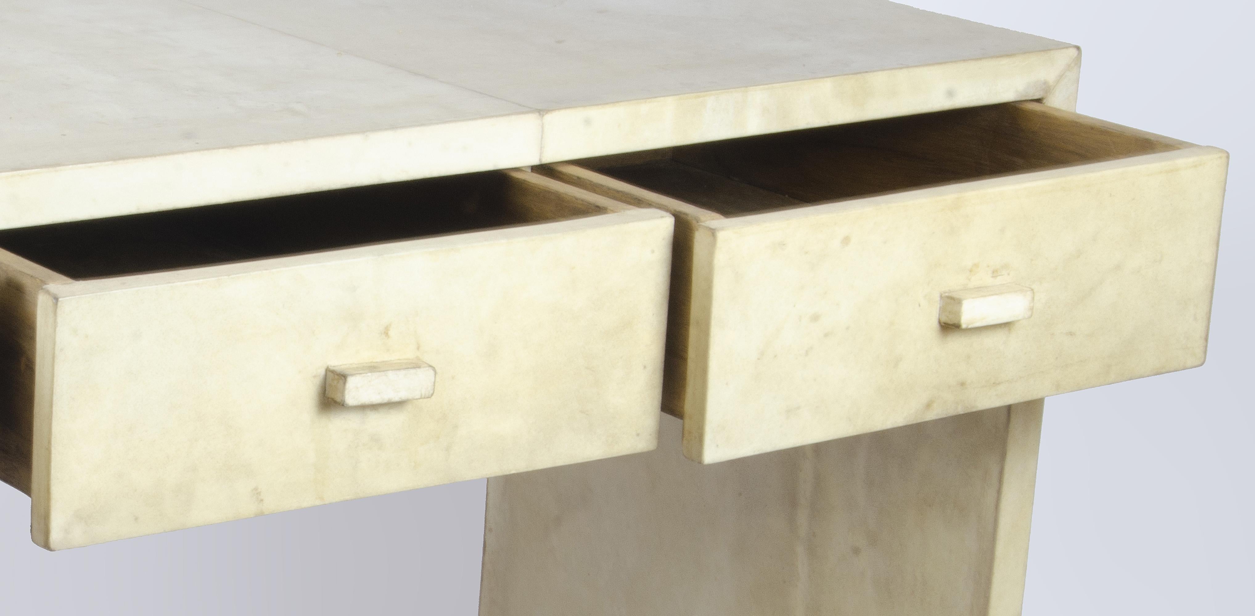 Escritorio Art Déco de madera con cubierta de pergamino Diseñado por J.M. Frank para Comte S.A. siglo XX en venta
