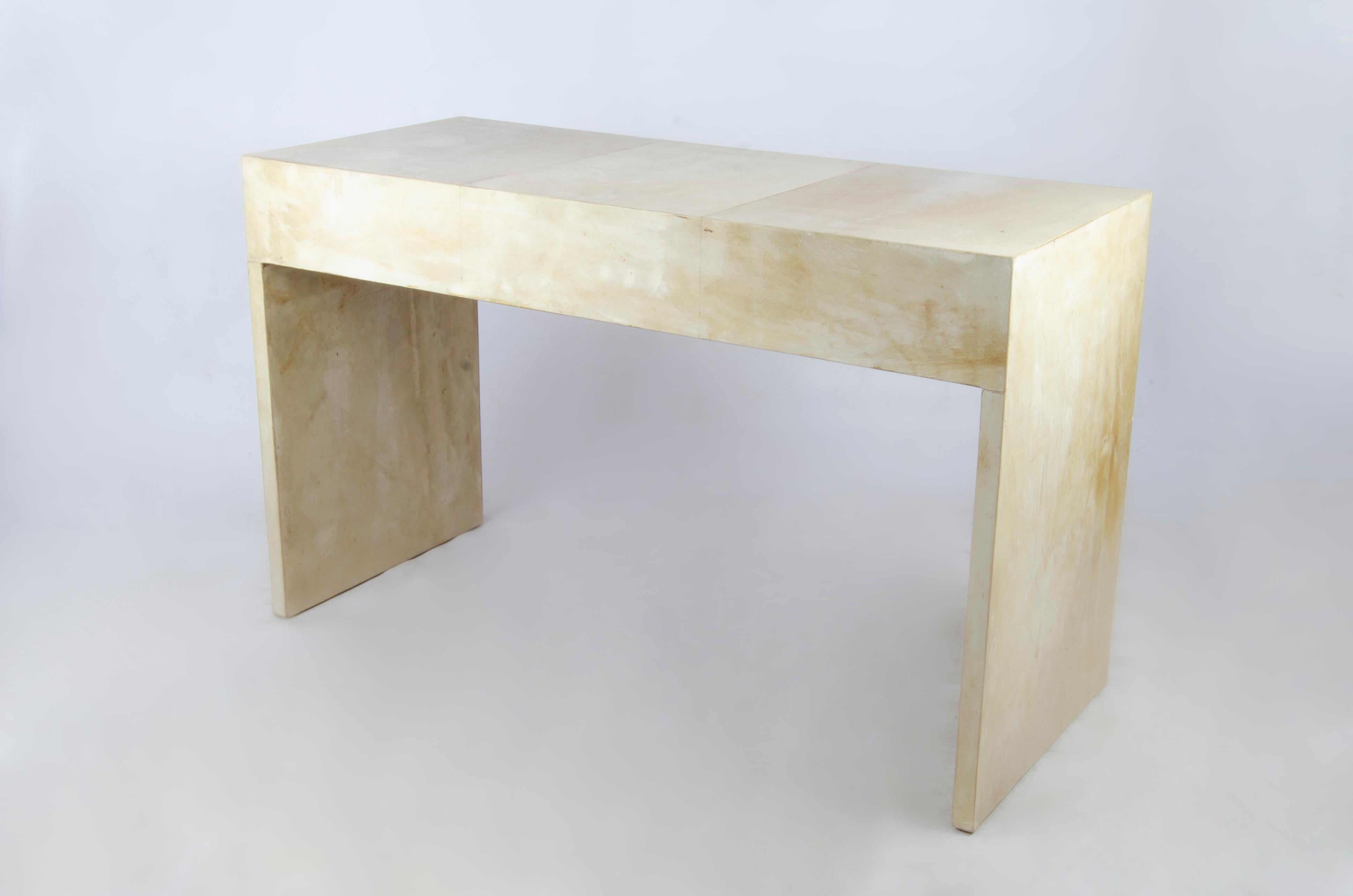Escritorio Art Déco de madera con cubierta de pergamino Diseñado por J.M. Frank para Comte S.A. Esmalte en venta