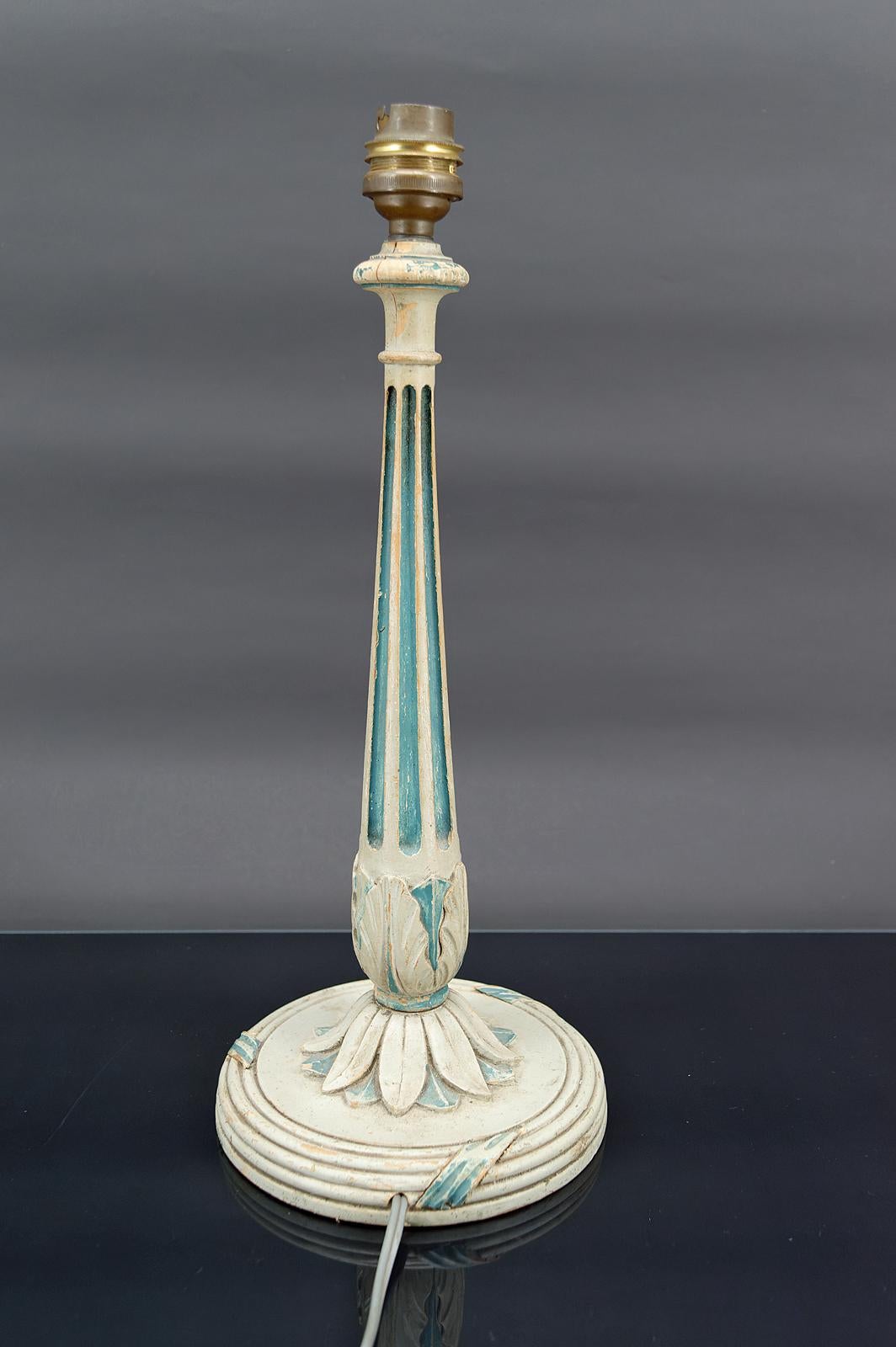 Patinated Art Deco wooden lamp painted in white and patinated blue, France, Circa 1920 For Sale