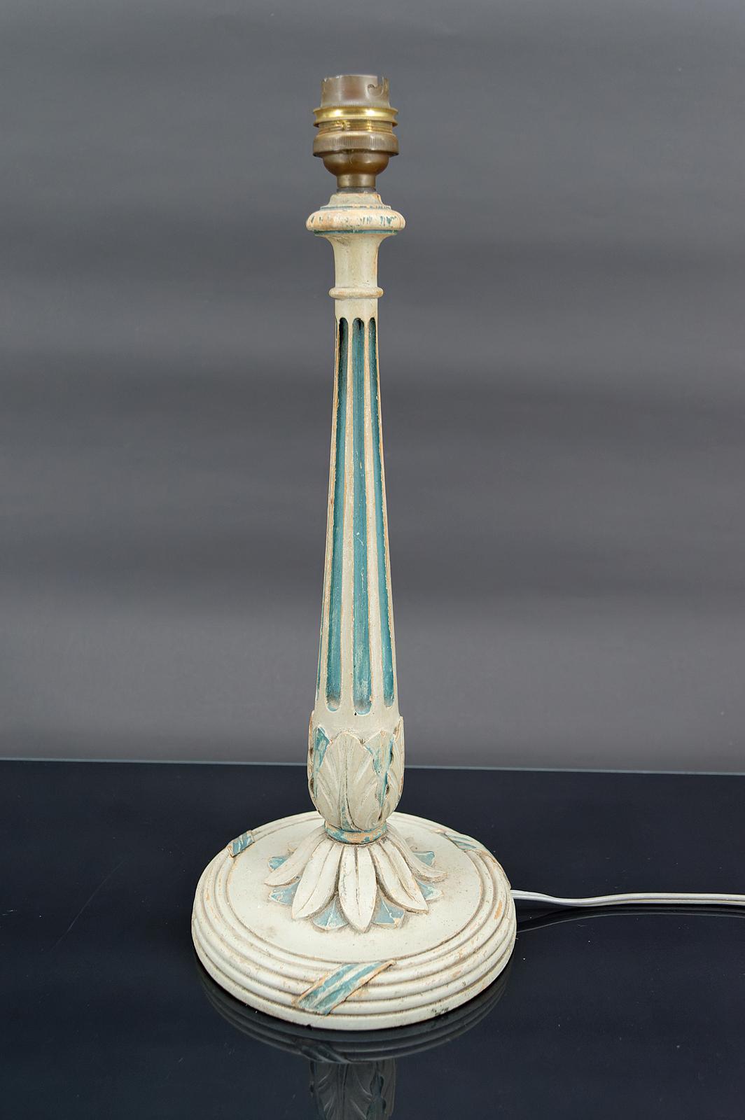 Art Deco wooden lamp painted in white and patinated blue, France, Circa 1920 In Good Condition For Sale In VÉZELAY, FR