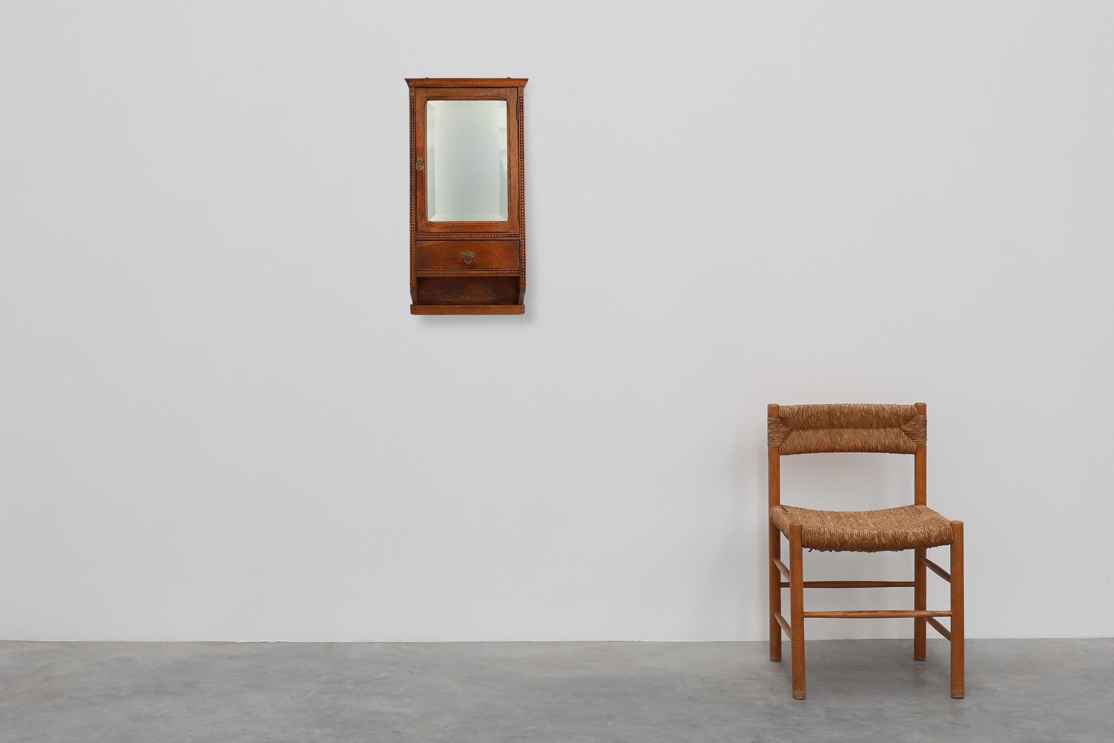 France / 1930 / cabinet de rasage / bois et miroir / Art Déco

Charmant meuble de rasage Art déco français des années 1930, fabriqué en bois aux tons chauds et équipé de son miroir biseauté d'origine. Cette pièce murale compacte incarne la praticité