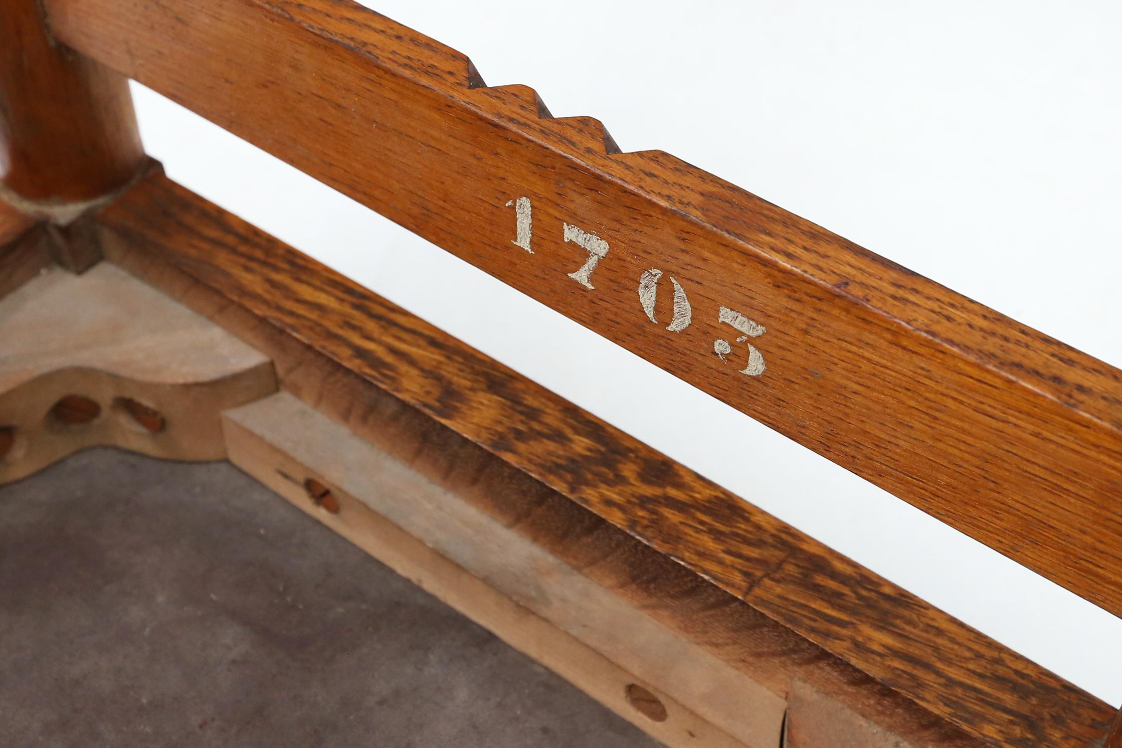 Taburete Art Decó de madera con tapa de cuero, Bélgica ca. 1920 en venta 3