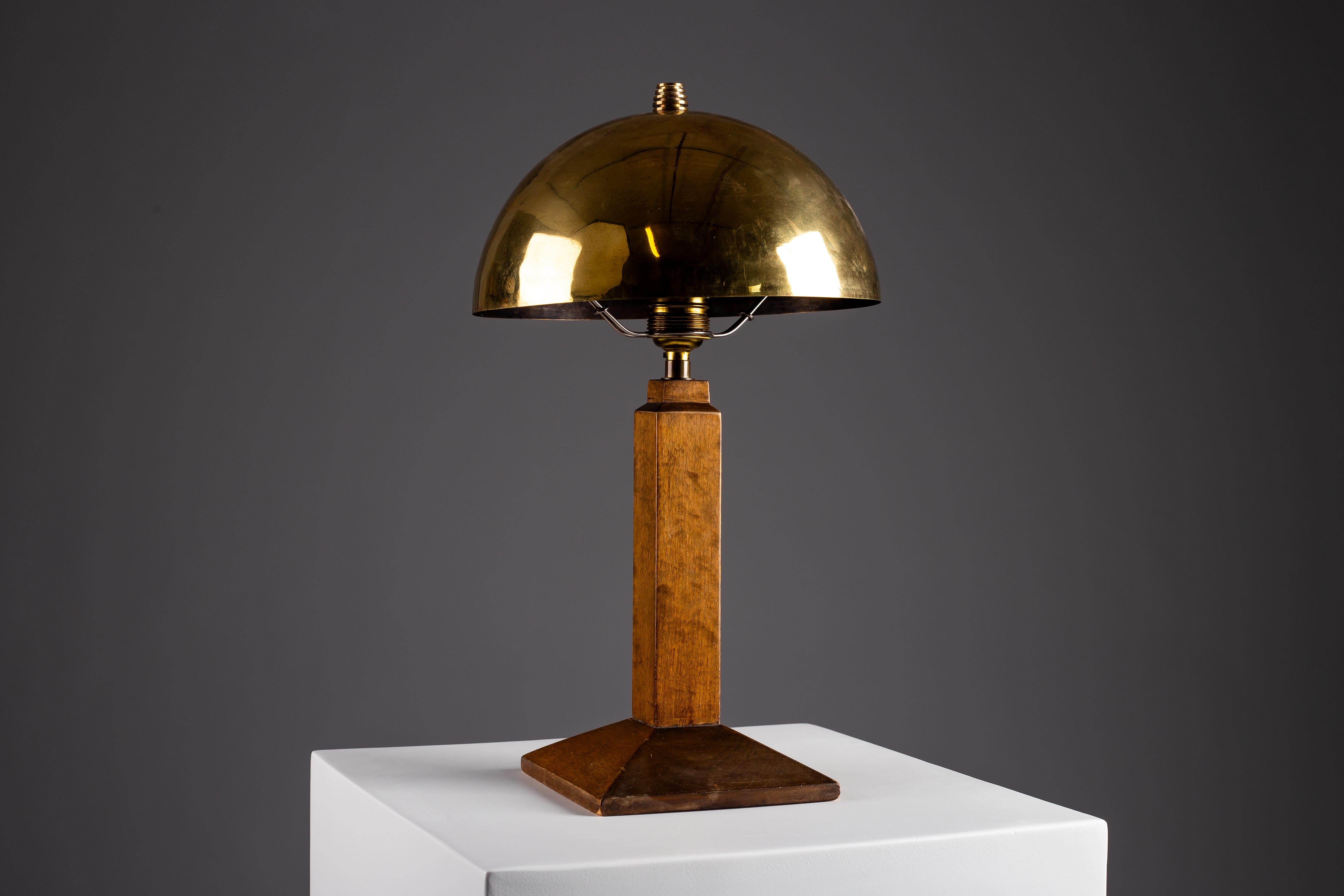 Art Deco wooden table lamp with brass shade In Good Condition For Sale In Turku, Varsinais-Suomi