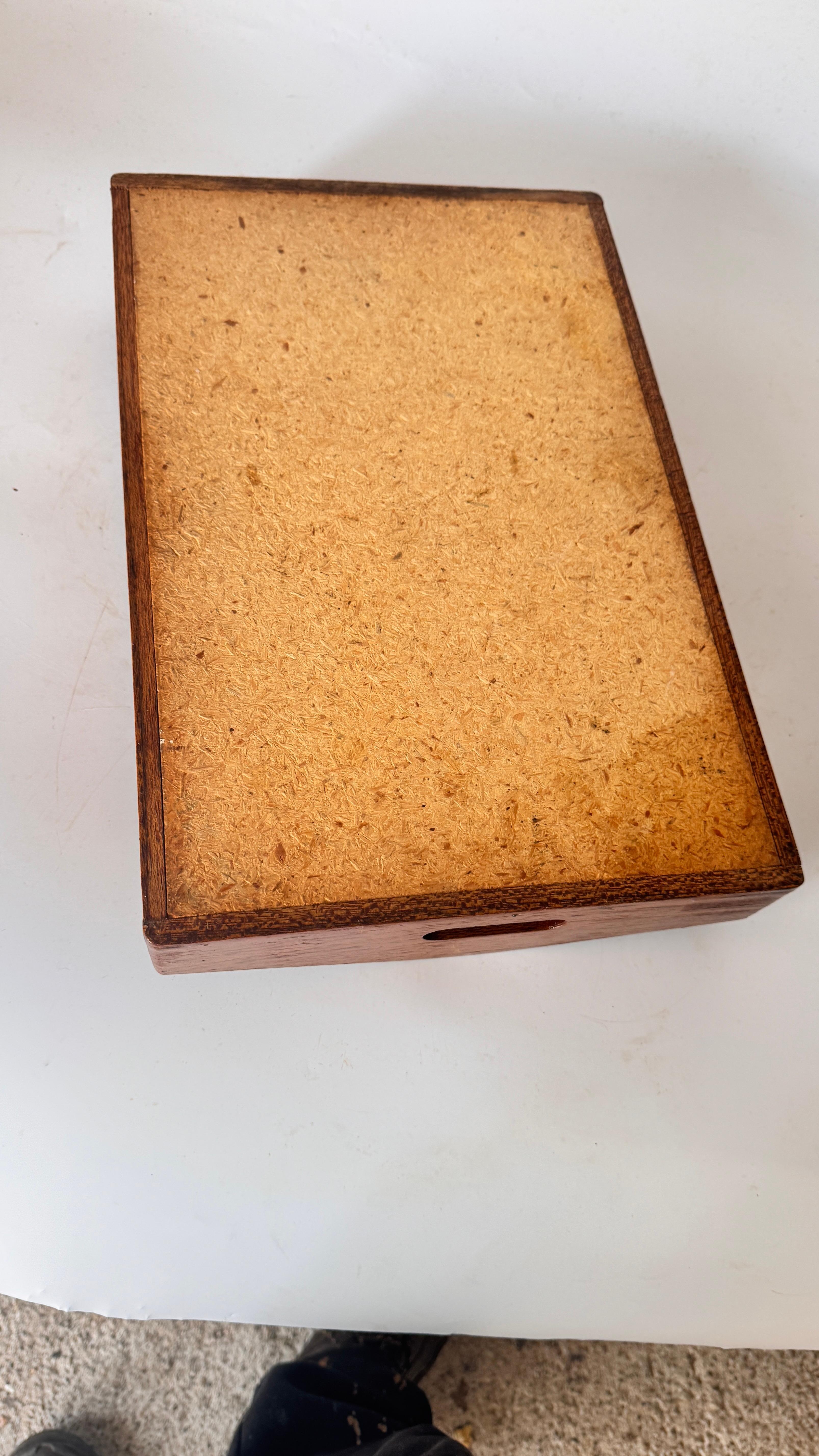 Art Deco Holztablett mit geometrischen Intarsien - Frankreich, 1940er Jahre

Beschreibung:
Elegantes Art-Déco-Tablett mit Holzeinlegearbeiten aus den 1930er Jahren. Die Oberfläche ist mit rautenförmigen geometrischen Mustern verziert, die aus einem