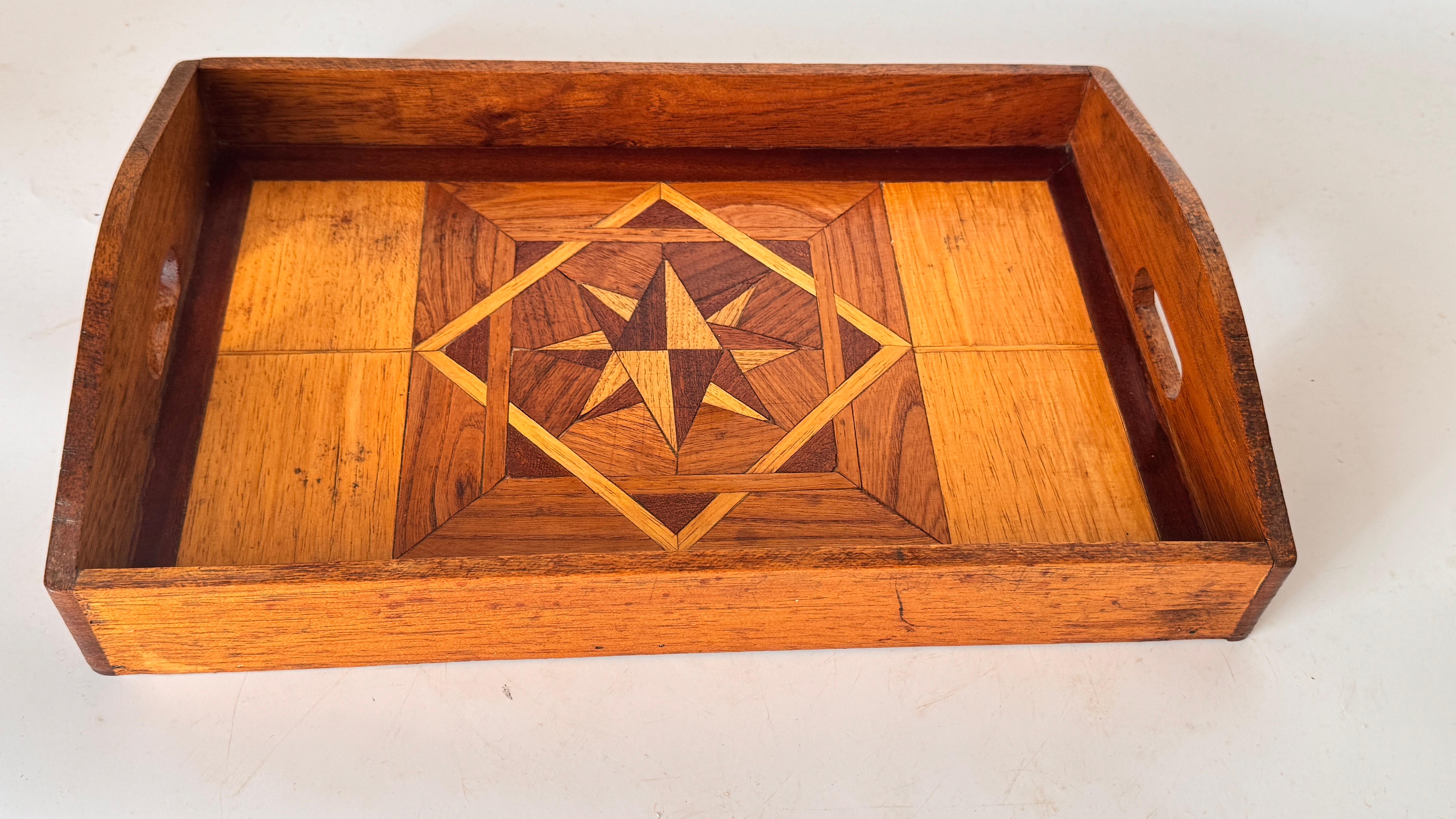 Art Deco Holztablett mit geometrischen Intarsien - Frankreich, 1940er Jahre (Art déco) im Angebot