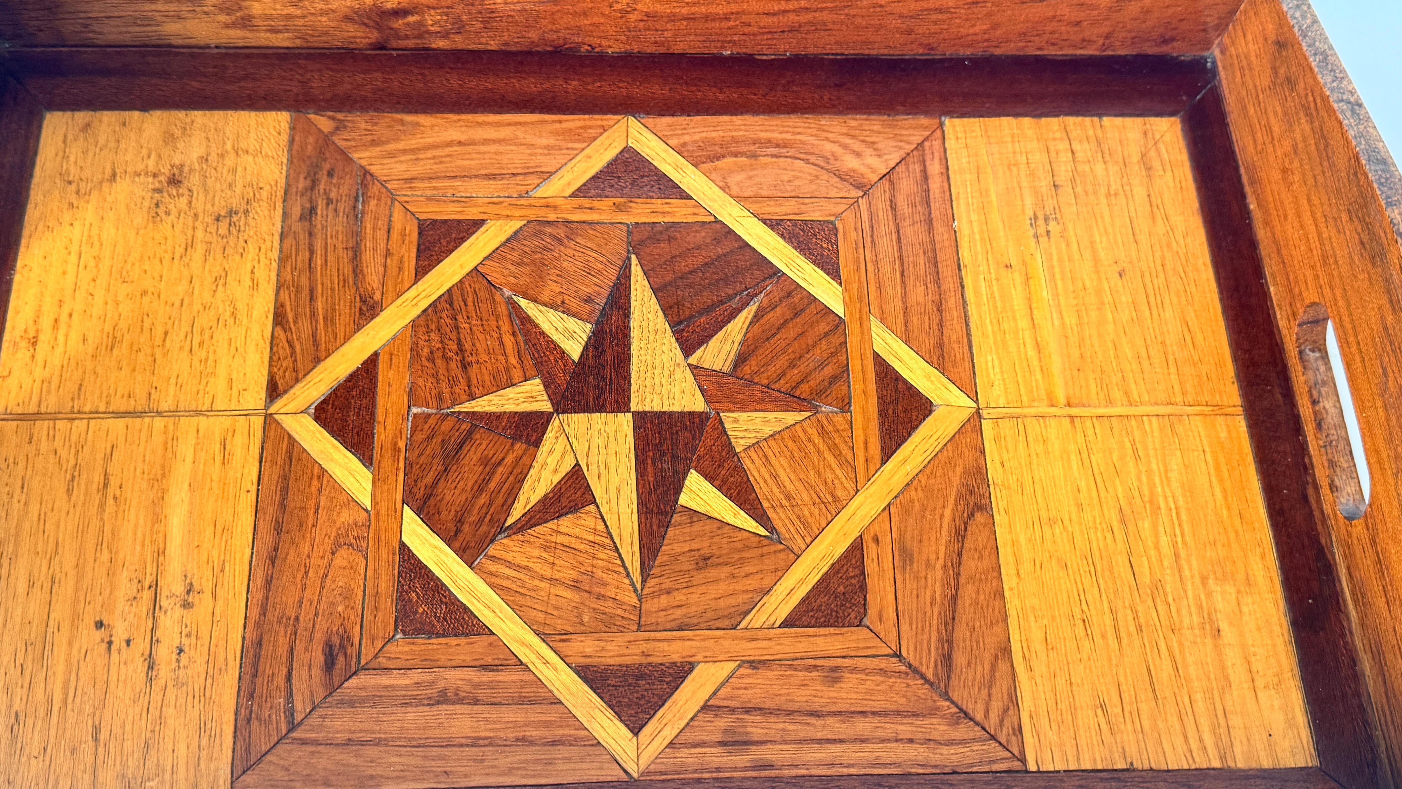 Art Deco Holztablett mit geometrischen Intarsien - Frankreich, 1940er Jahre (Französisch) im Angebot