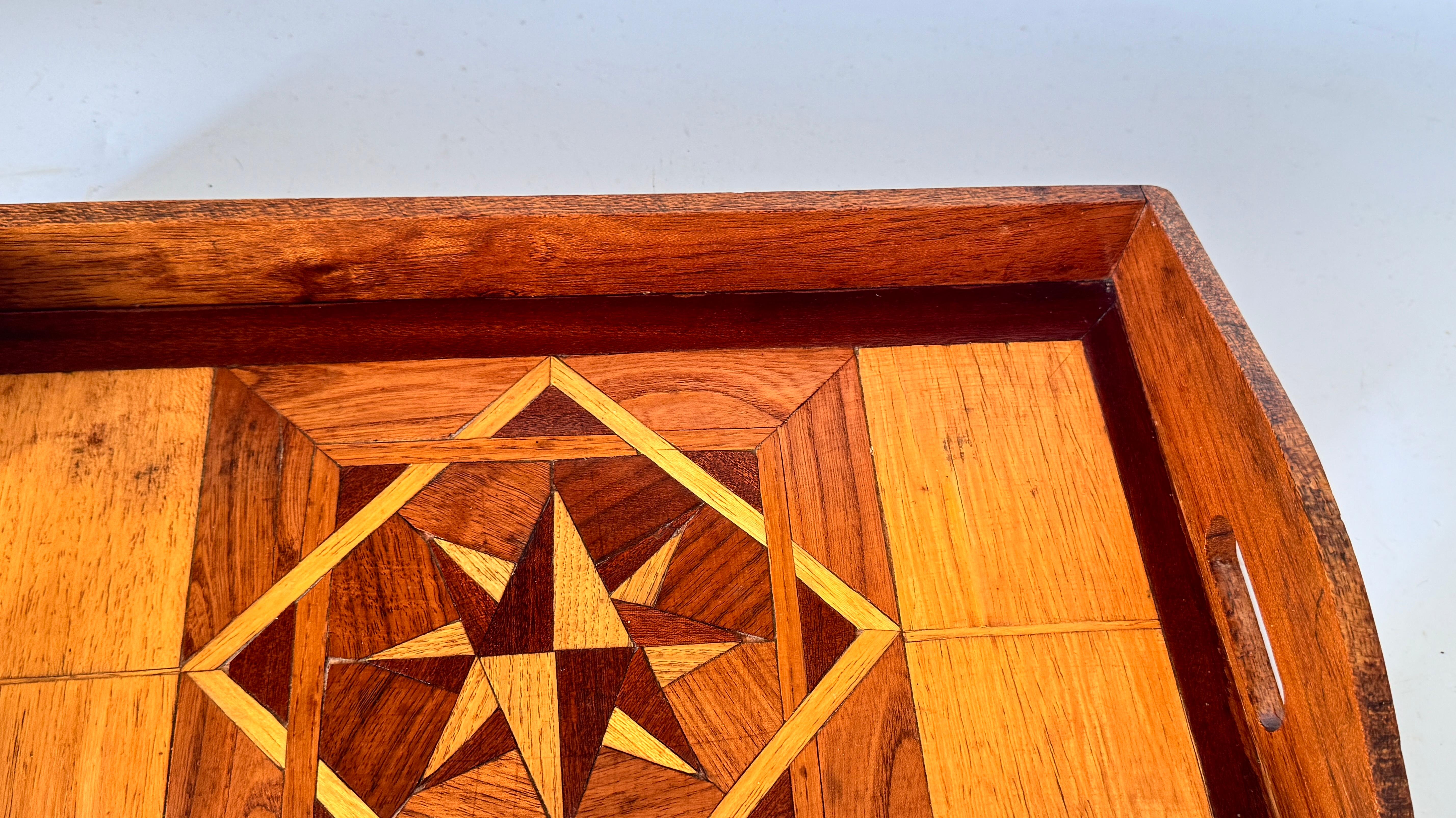 Art Deco Holztablett mit geometrischen Intarsien - Frankreich, 1940er Jahre (Marketerie) im Angebot