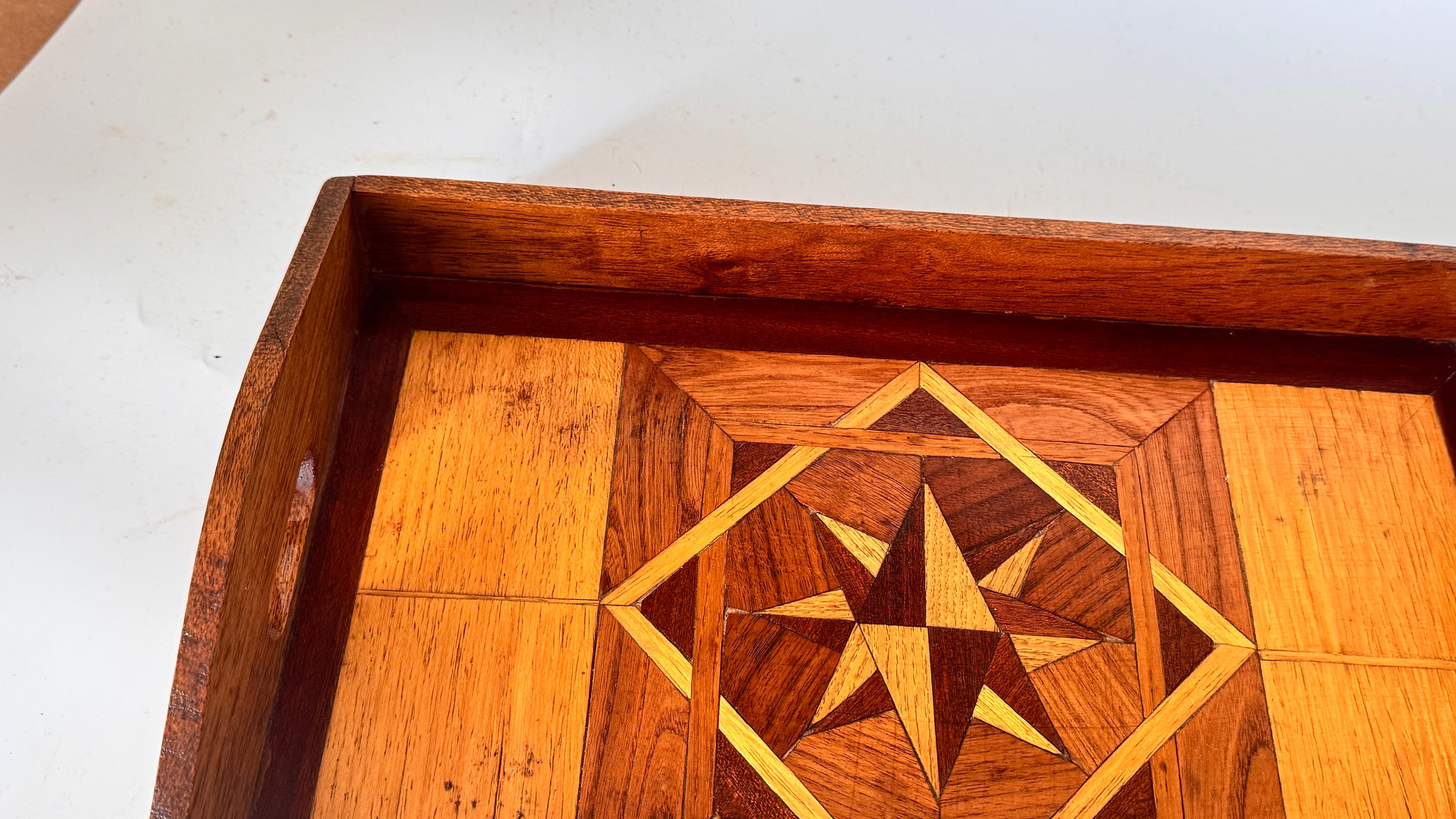 Art Deco Holztablett mit geometrischen Intarsien - Frankreich, 1940er Jahre im Zustand „Gut“ im Angebot in Auribeau sur Siagne, FR