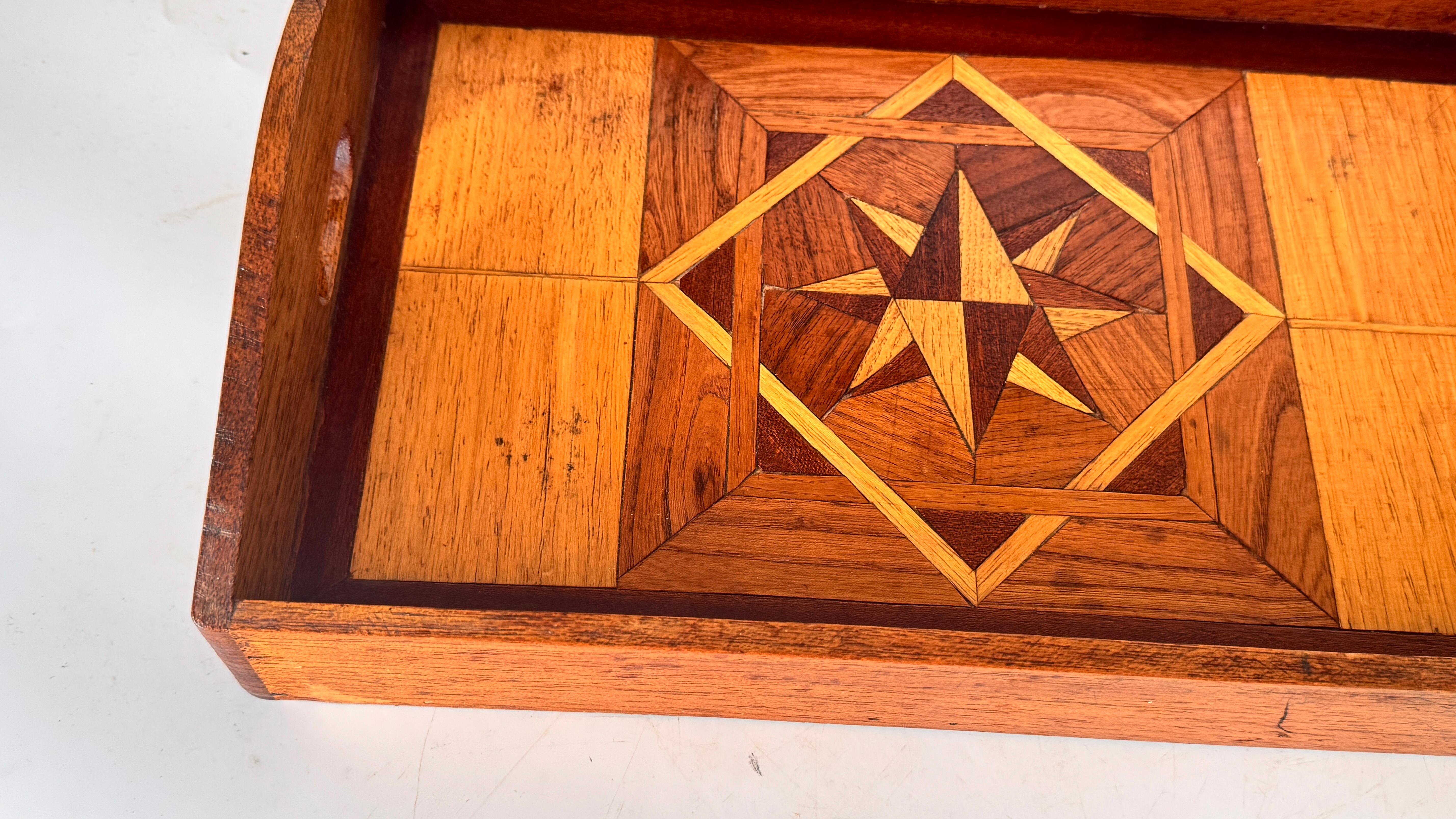 Art Deco Holztablett mit geometrischen Intarsien - Frankreich, 1940er Jahre (Mitte des 20. Jahrhunderts) im Angebot
