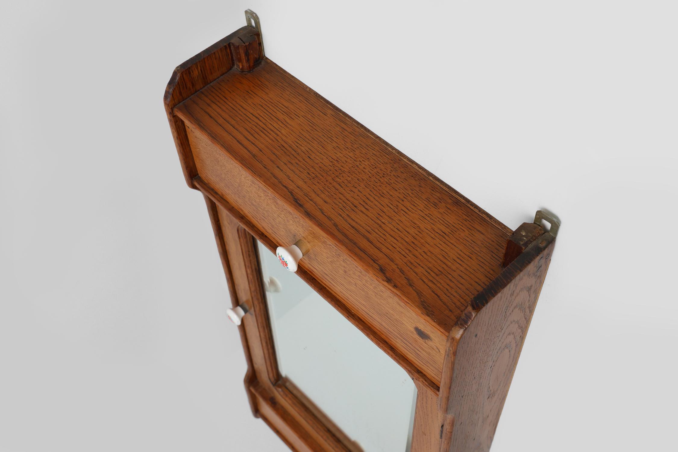 Cabinet mural en bois Art Deco avec porte en miroir et 2 tiroirs, France ca. 1900 en vente 7