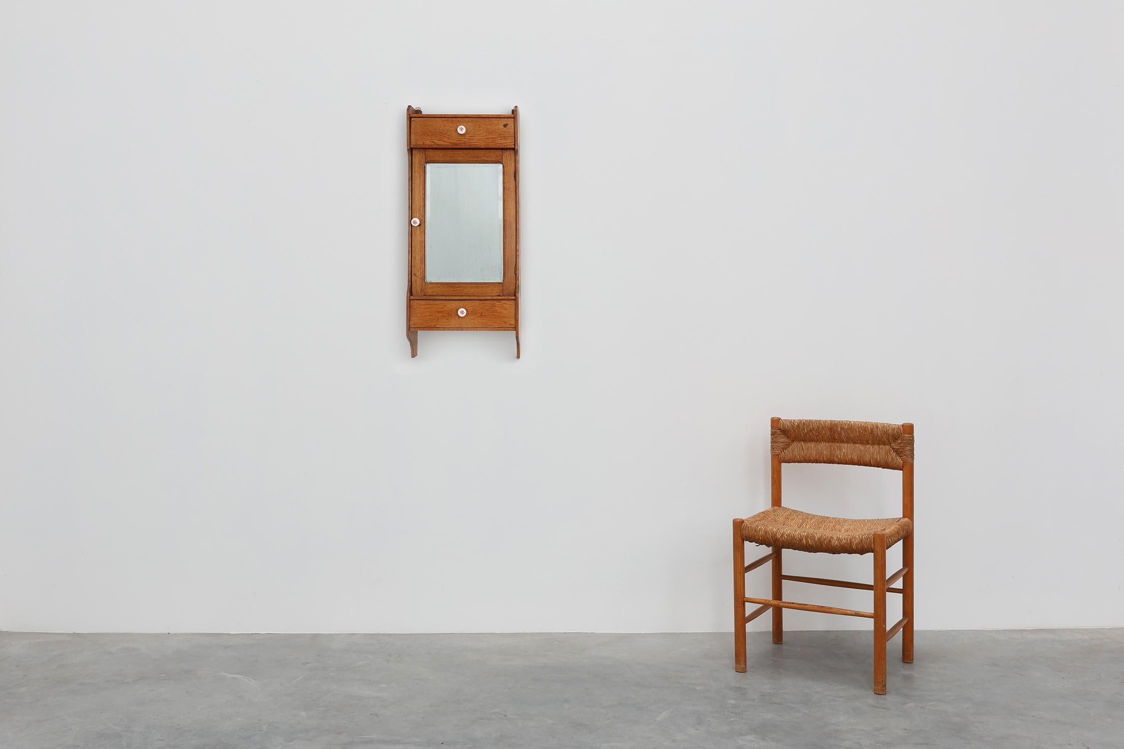 France / 1900 / Armoire à pharmacie / bois, miroir / Art Déco

Une élégante armoire à pharmacie ou à rasage murale Art Deco en chêne chaud, comprenant une porte en miroir joliment vieillie, flanquée de deux tiroirs, l'un au-dessus et l'autre