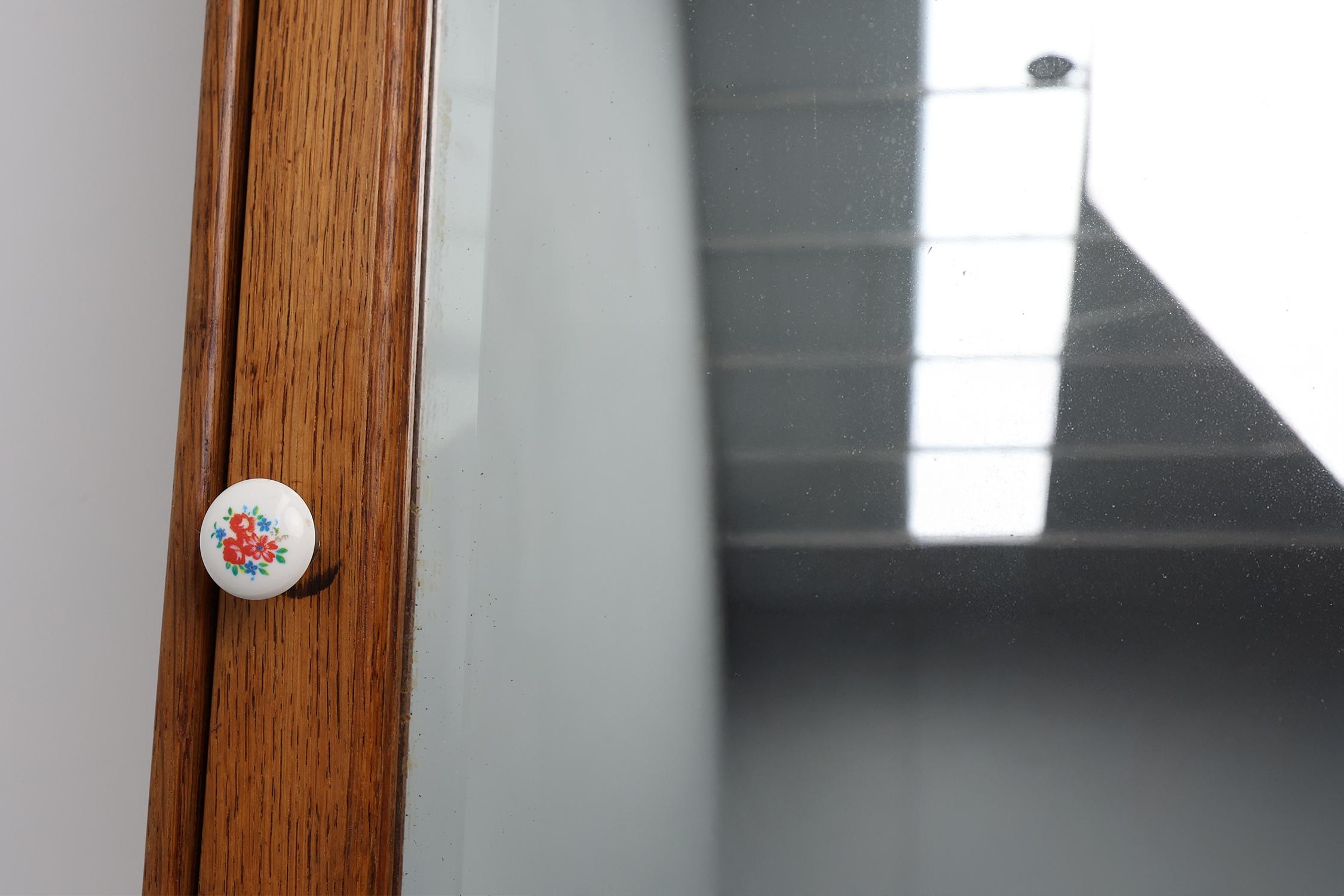 Art déco Cabinet mural en bois Art Deco avec porte en miroir et 2 tiroirs, France ca. 1900 en vente