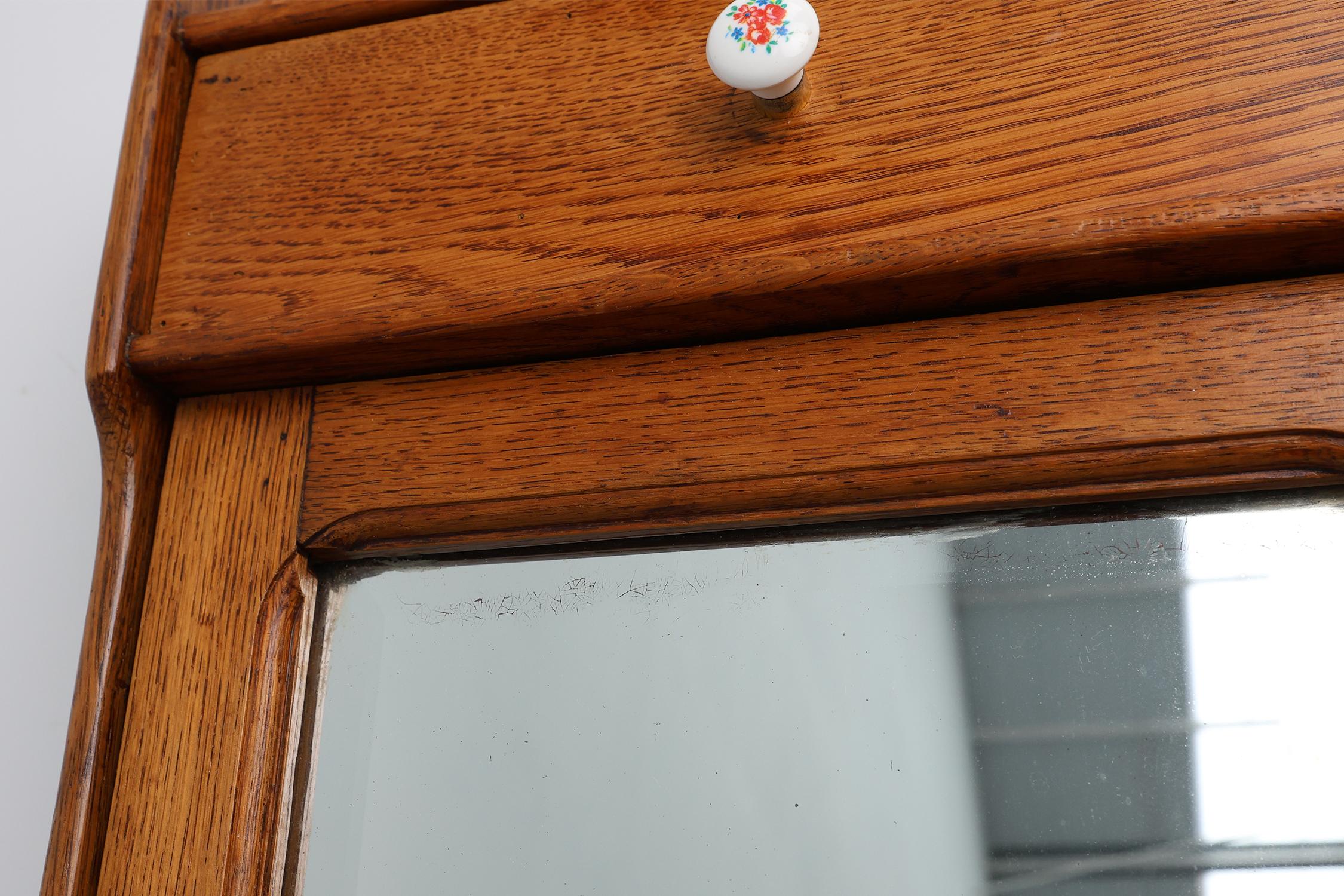 Français Cabinet mural en bois Art Deco avec porte en miroir et 2 tiroirs, France ca. 1900 en vente