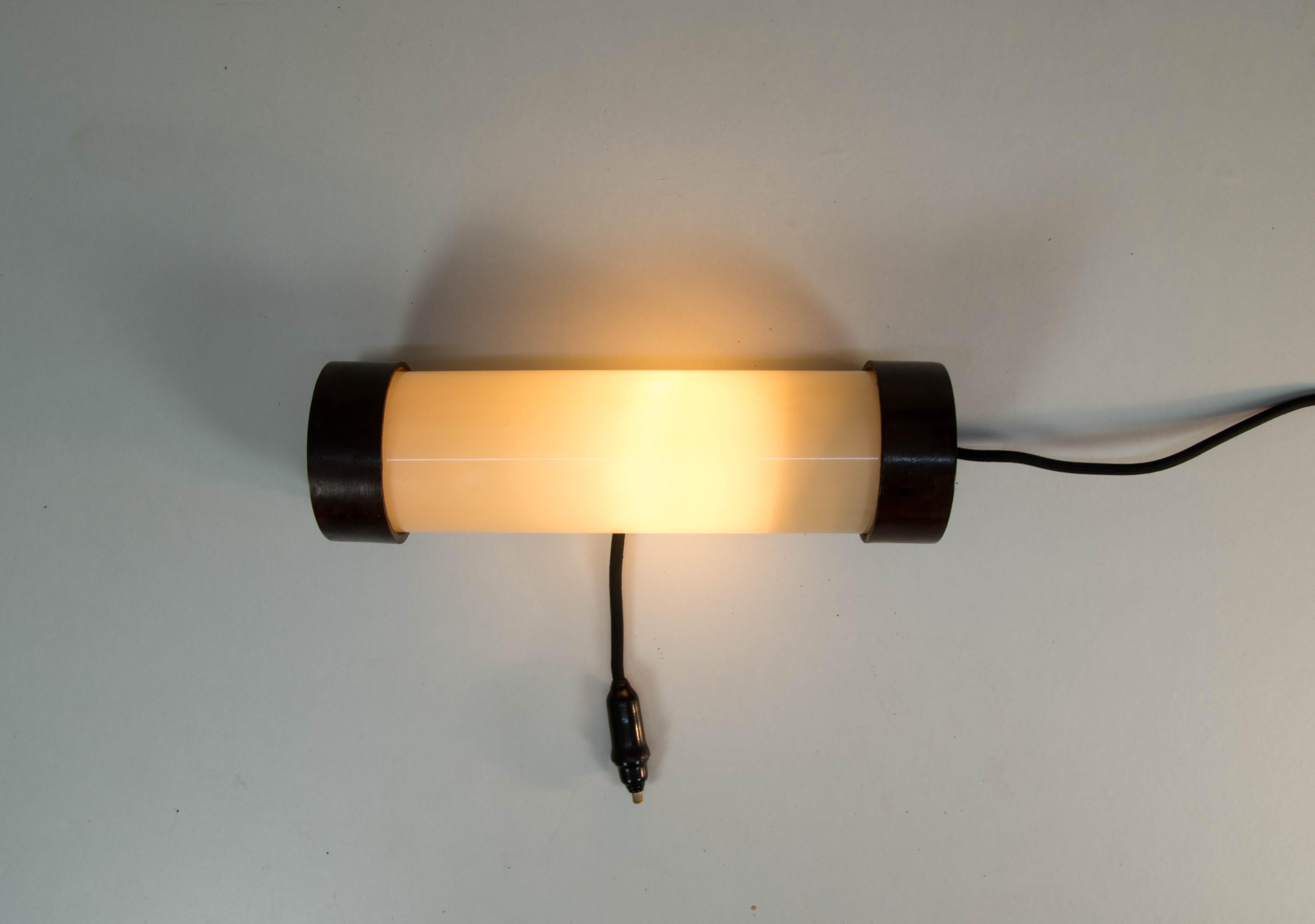 Seltene Art-Déco-Wandlampe aus Holz, 1930er Jahre
- Neu verkabelt.
- 1 x 40W, E27 oder E26 Glühbirne.