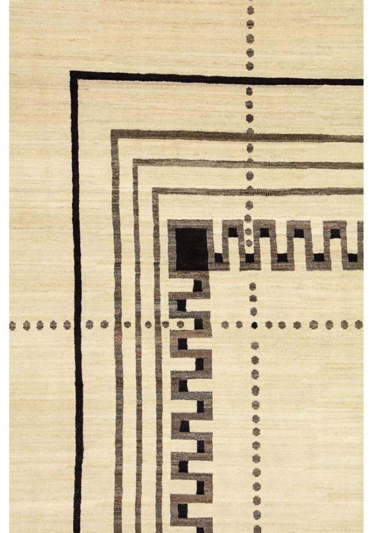 Questo tappeto persiano in lana e seta, nero e crema, ispirato alle tradizioni dell'Art Déco, misura 10' x 14'. Semplice ed elegante, 