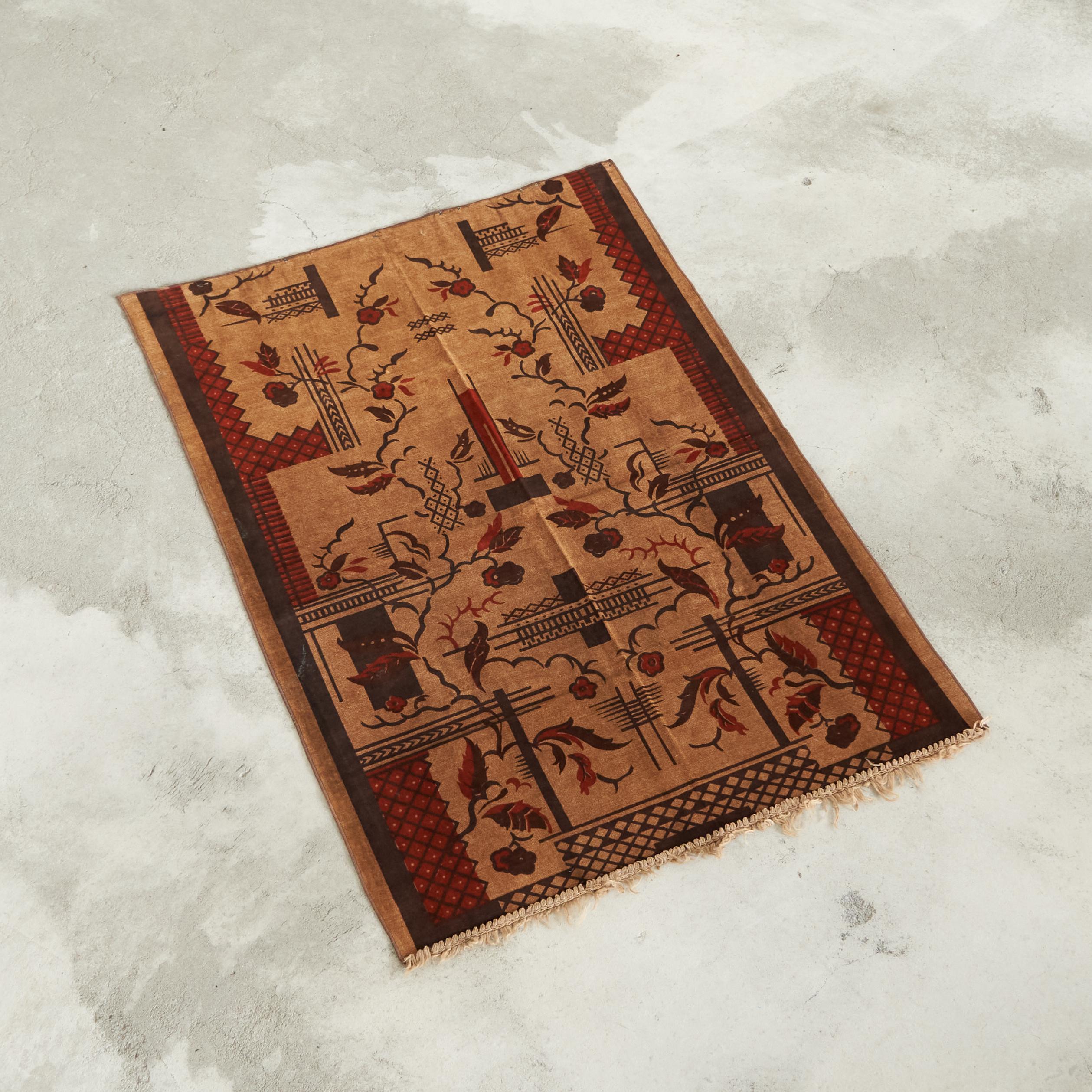 Tessile o appendiabiti da parete in lana Art Déco, Europa, anni '30.

Originale trow / tessuto / appeso a parete in stile art déco degli anni '30 con un design floreale e geometrico molto distinto. Colori e arredamento fantastici, molto eleganti e