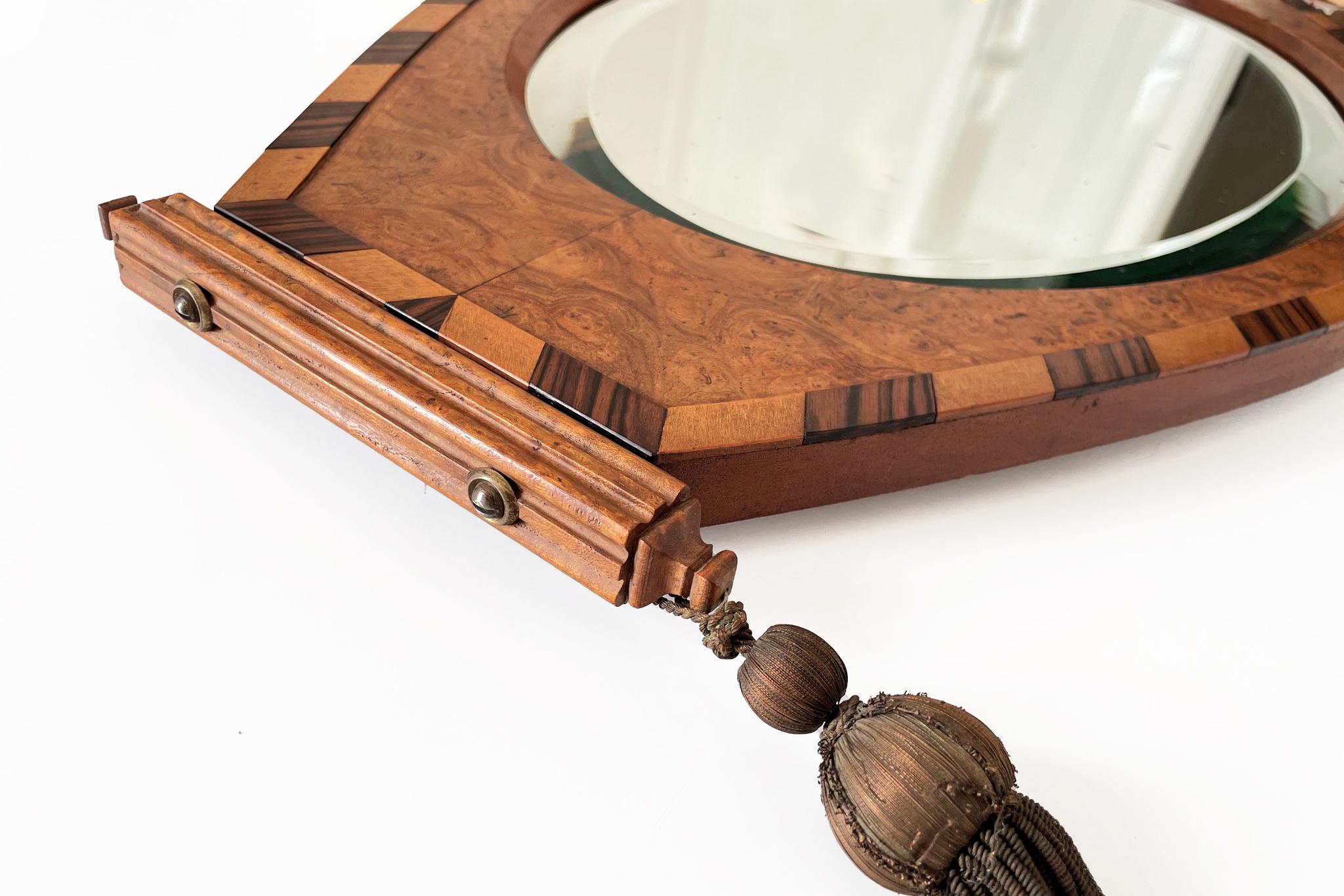 Francese Specchio da appendere in legno impiallacciato e intarsiato in stile Art Deco con due nappe ornamentali in vendita