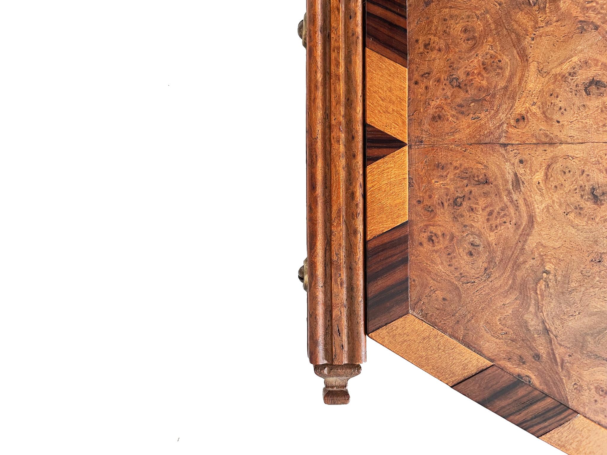 Art Déco Specchio da appendere in legno impiallacciato e intarsiato in stile Art Deco con due nappe ornamentali in vendita