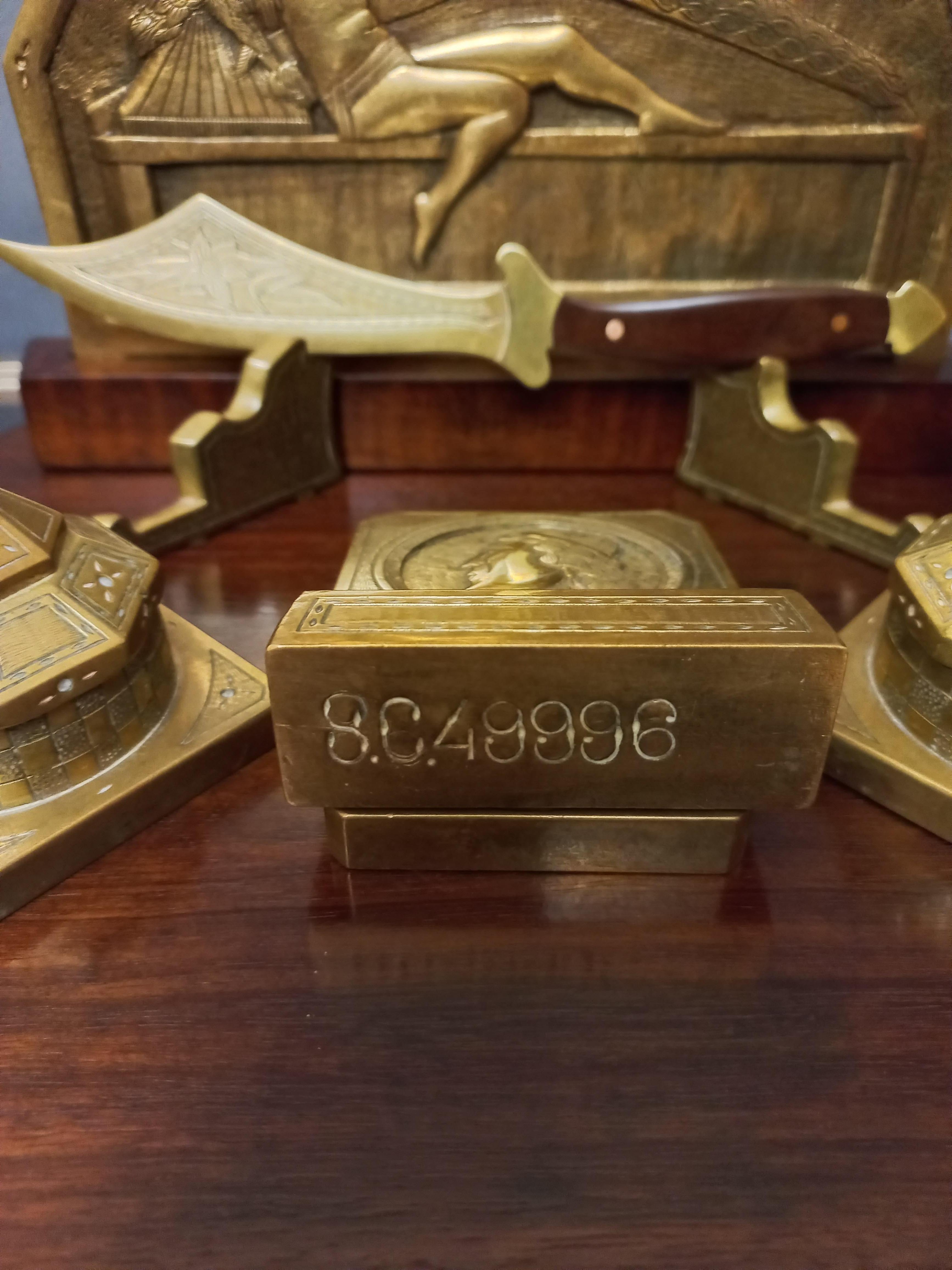 Art Deco Schreibmappe aus Bronze und exotischem Holz. 8 Stücken (Mitte des 20. Jahrhunderts) im Angebot