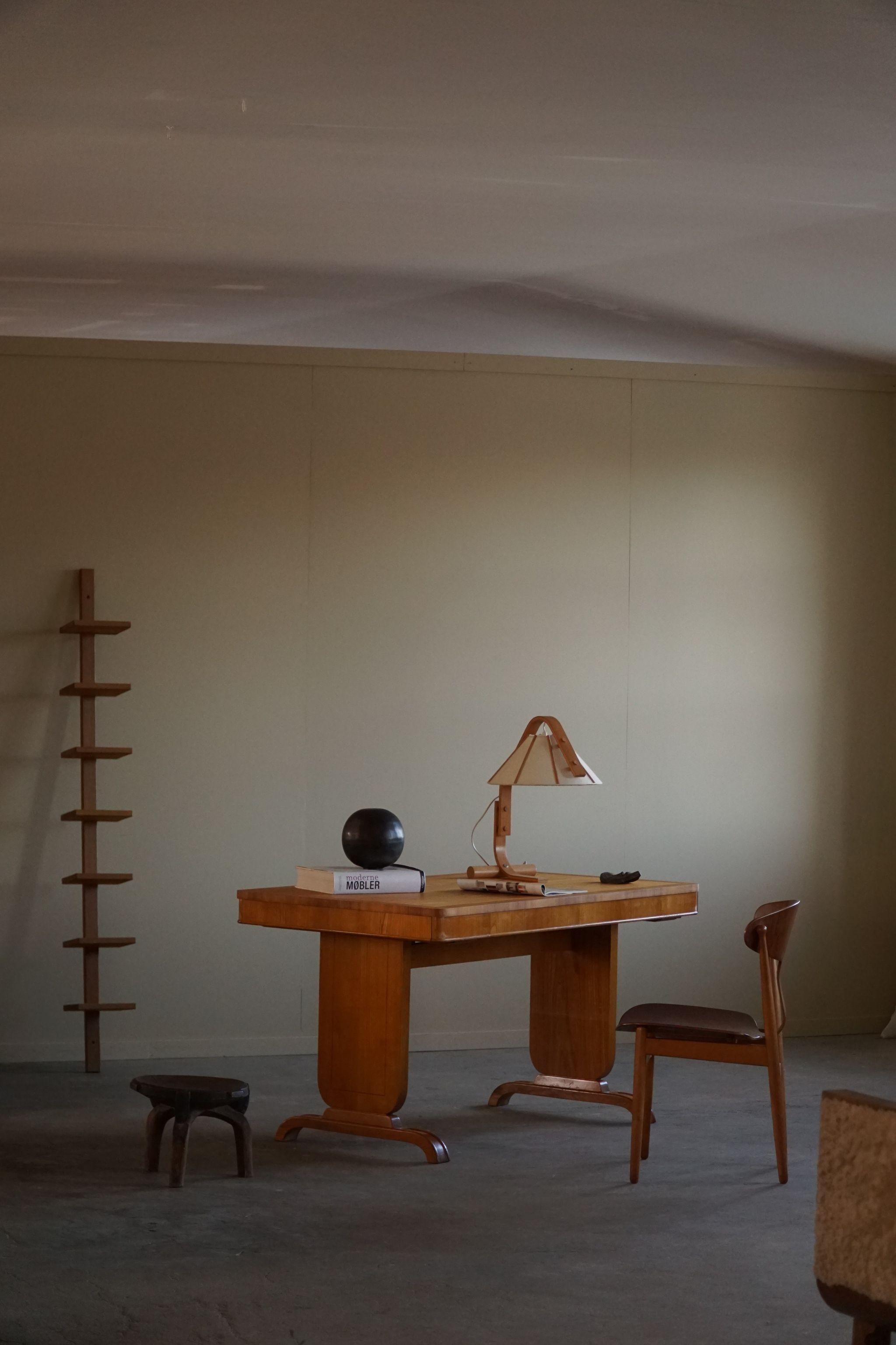 Dieser in den 1940er Jahren von der Förenade Möbelfabrikerna gefertigte Art-Déco-Schreibtisch verkörpert mit seinem exquisiten Design und den hochwertigen Materialien zeitlose Eleganz. Dieses Meisterwerk der schwedischen Grace ist aus einem
