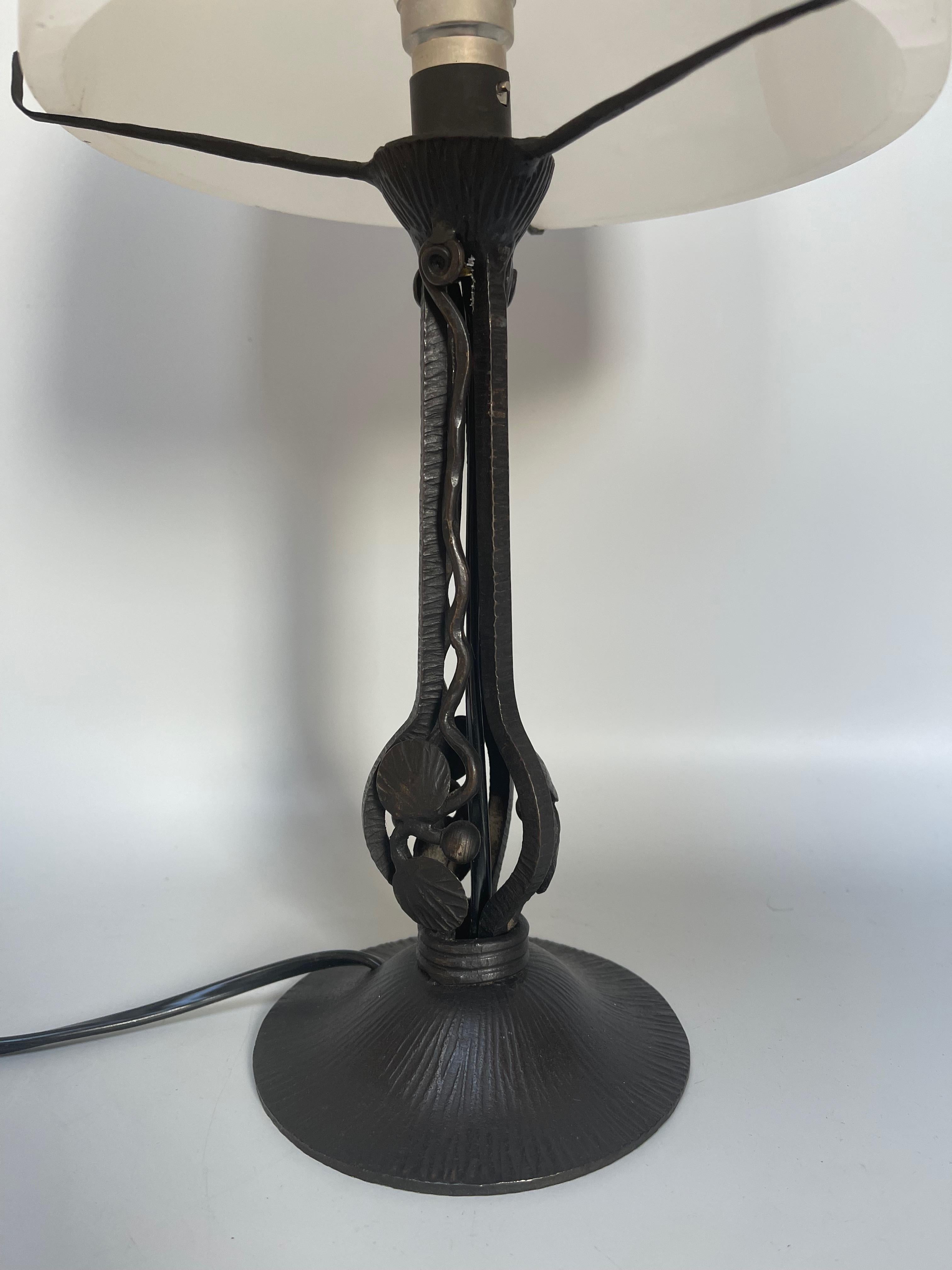 Art Deco Wrought Iron And Alabaster Lamp In Excellent Condition In NANTES, FR