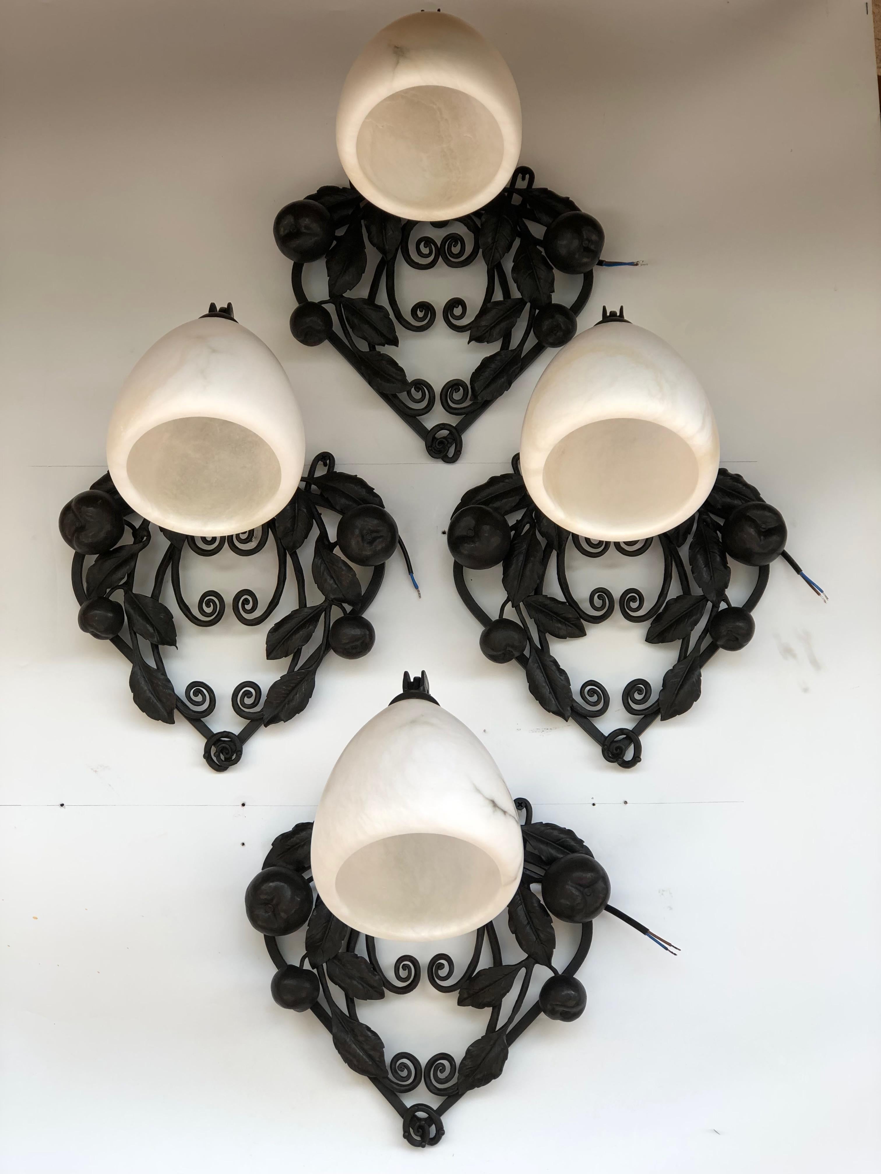 Suite of 4 Art Deco sconces circa 1925.
Wrought iron frame richly decorated with apples.
Alabaster tulips.
In perfect condition and electrified
Width: 27 cm /10,63 in
Height: 32 cm /12,59 in
Depth: 27,5 cm /10,82 in
Weight: 10 kg.