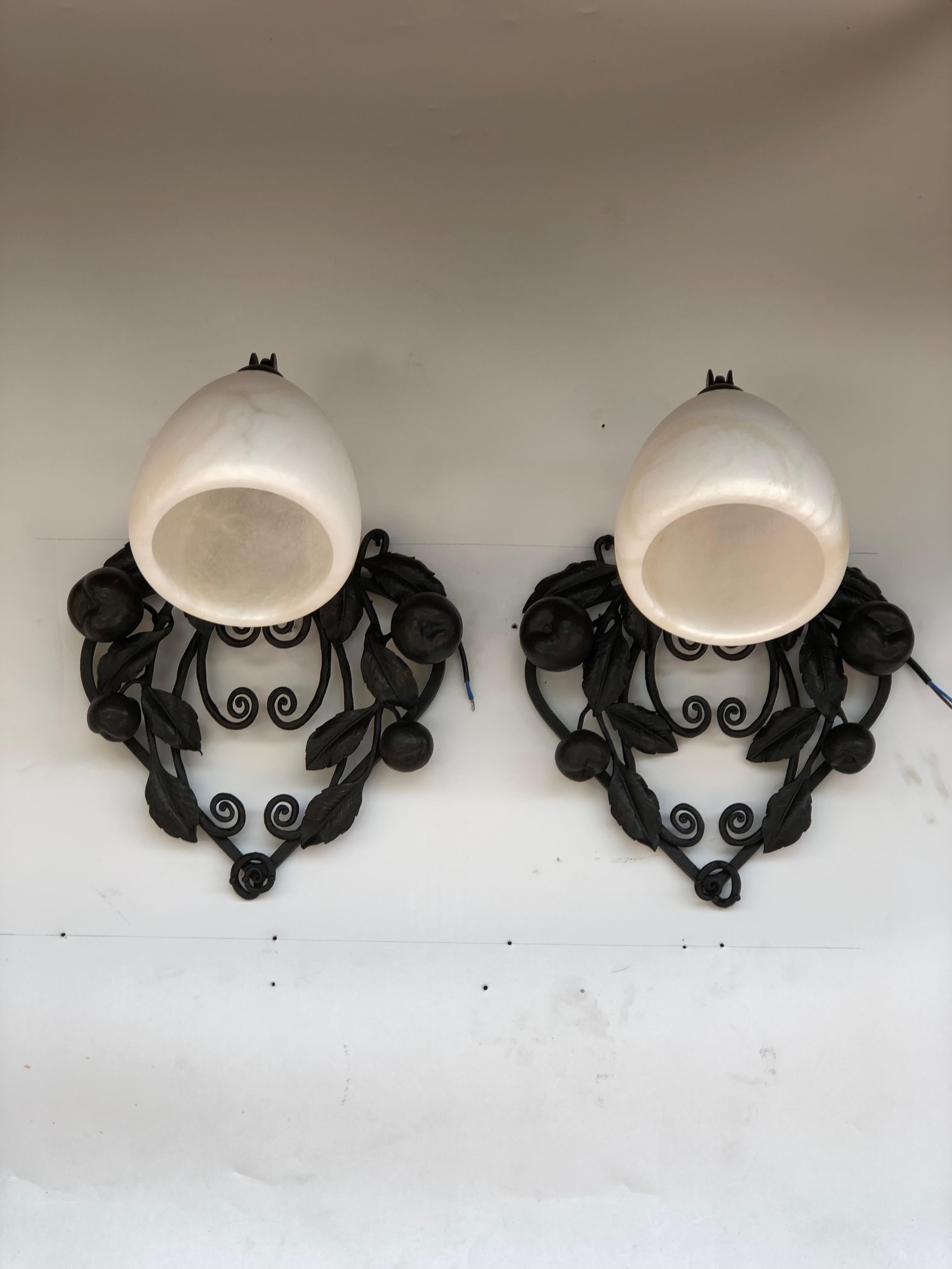 Art Deco Wrought Iron and Alabaster Sconces Suite of 4 In Excellent Condition For Sale In NANTES, FR