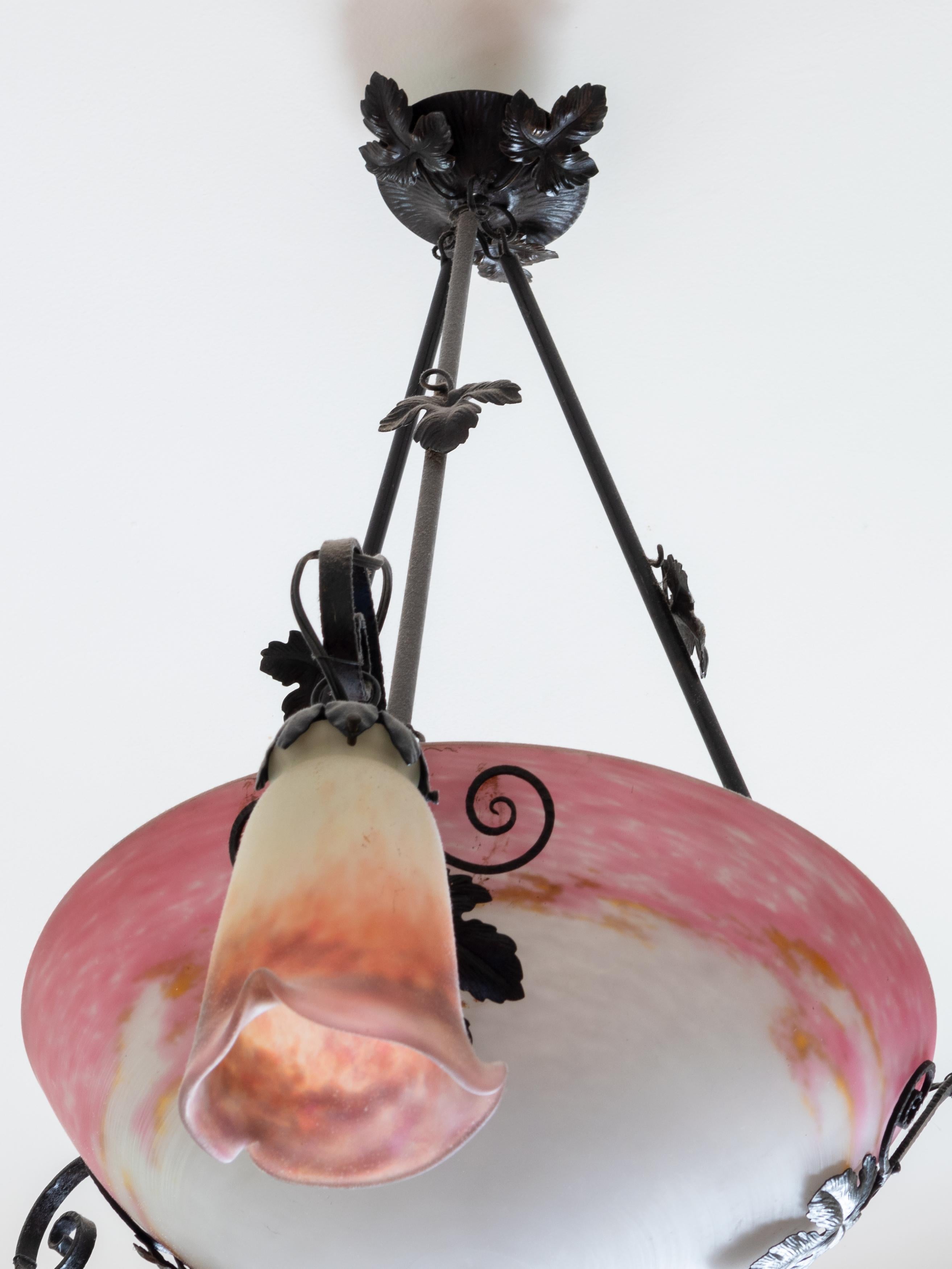 Art-Déco-Kronleuchter aus Schmiedeeisen und rosa Glas von Muller Freres (Französisch) im Angebot