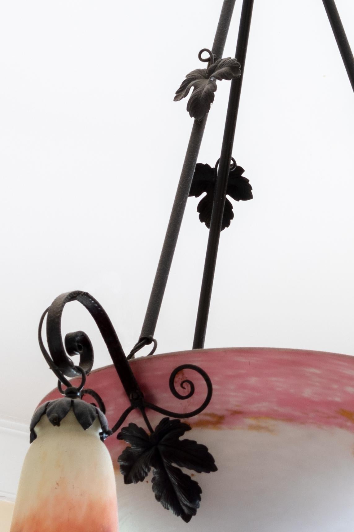 Art-Déco-Kronleuchter aus Schmiedeeisen und rosa Glas von Muller Freres (Metall) im Angebot