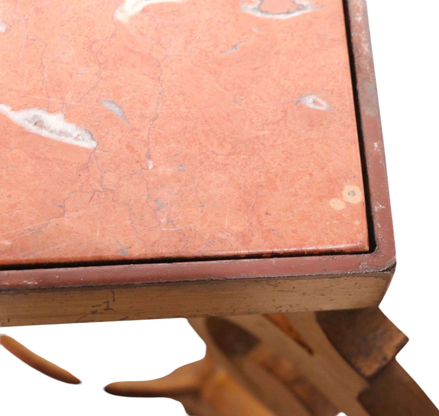 Incroyable table à café, cocktail, en fer forgé et marbre rouge dans le style du maître français, Raymond Subes. La table est en bon état général, mais le marbre présente quelques fractures et est vendu tel quel. La pièce  se trouvait à l'origine