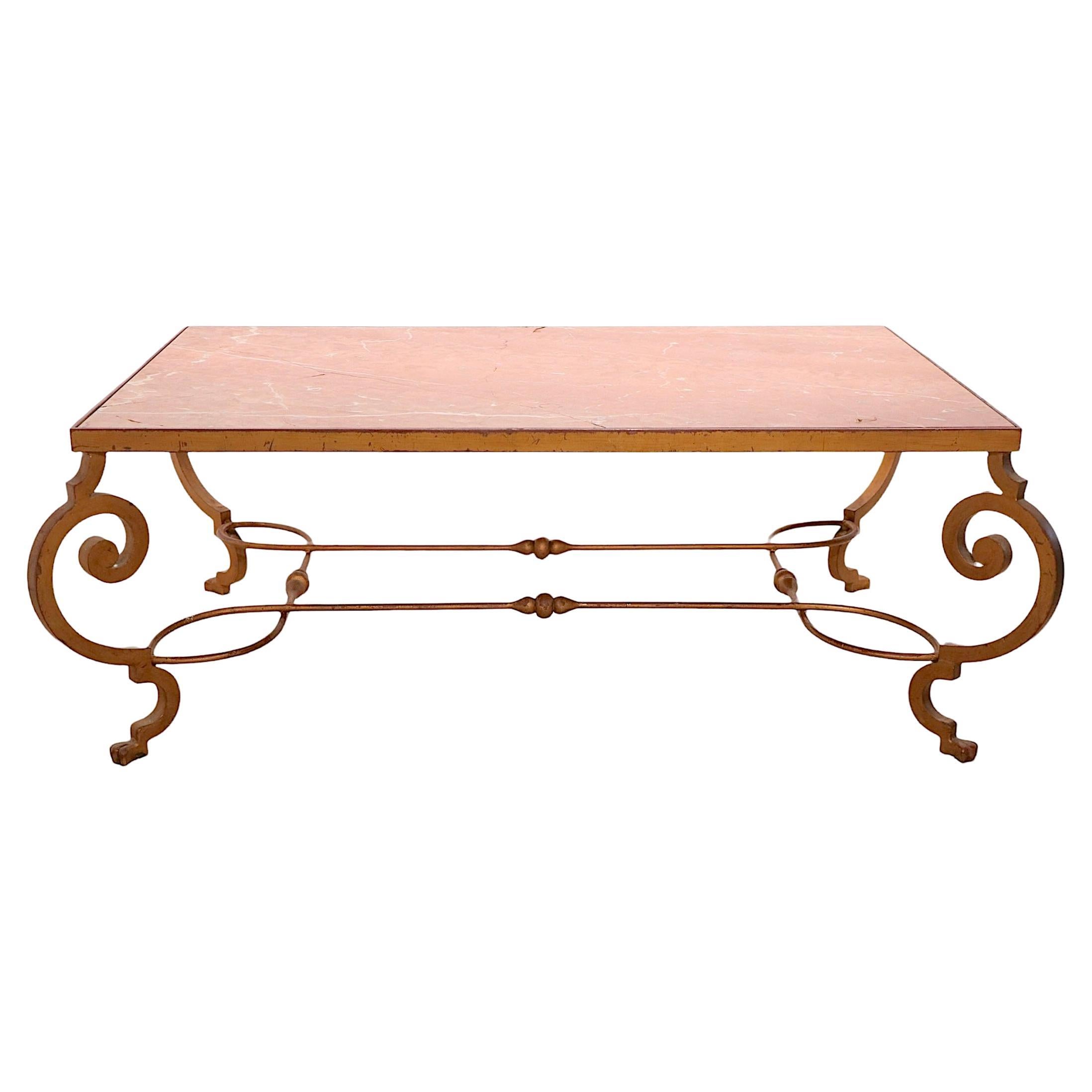 Table Art Déco en fer forgé et marbre rouge d'après Subes  de  Hôtel Nevele en vente