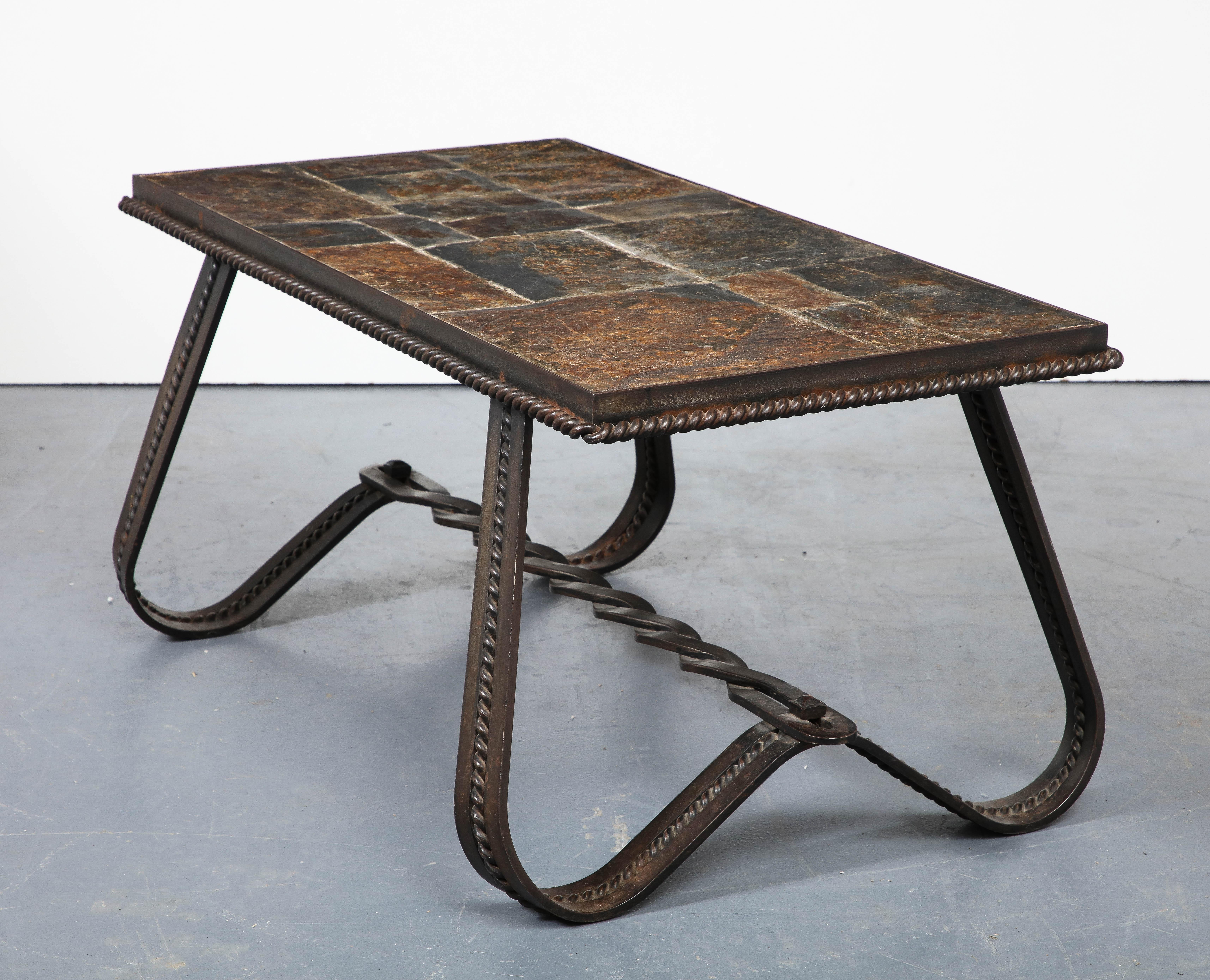 Table basse Art déco en fer forgé et ardoise, France, vers 1930 en vente 1