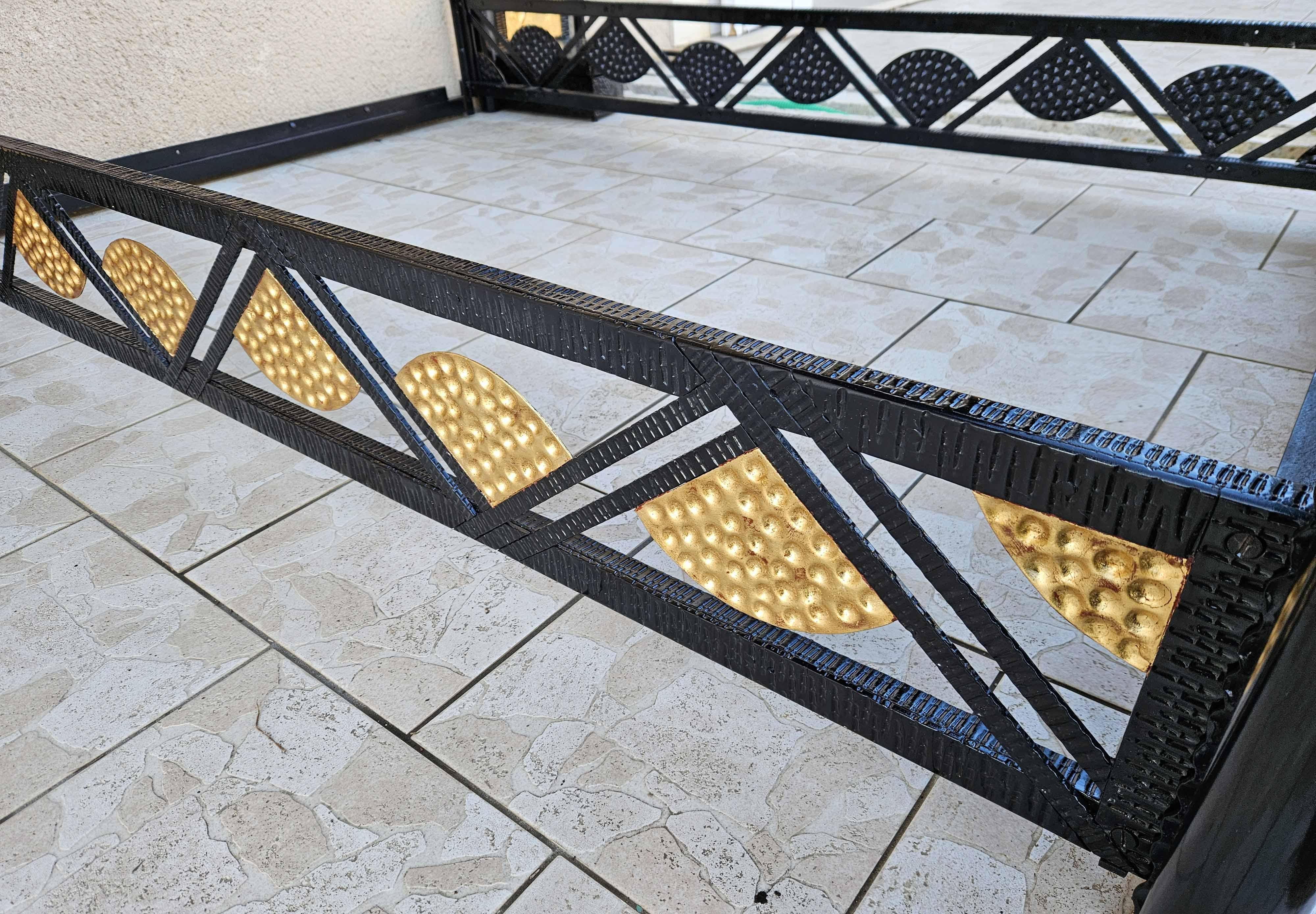 Spectacular Art Deco bed frame and bedside tables, around 1940, in wrought iron with black patina and gilding, with rich hammered decoration. 

The golden central motif of the headboard, surmounted by a lamp, is framed by two panels of embroidered