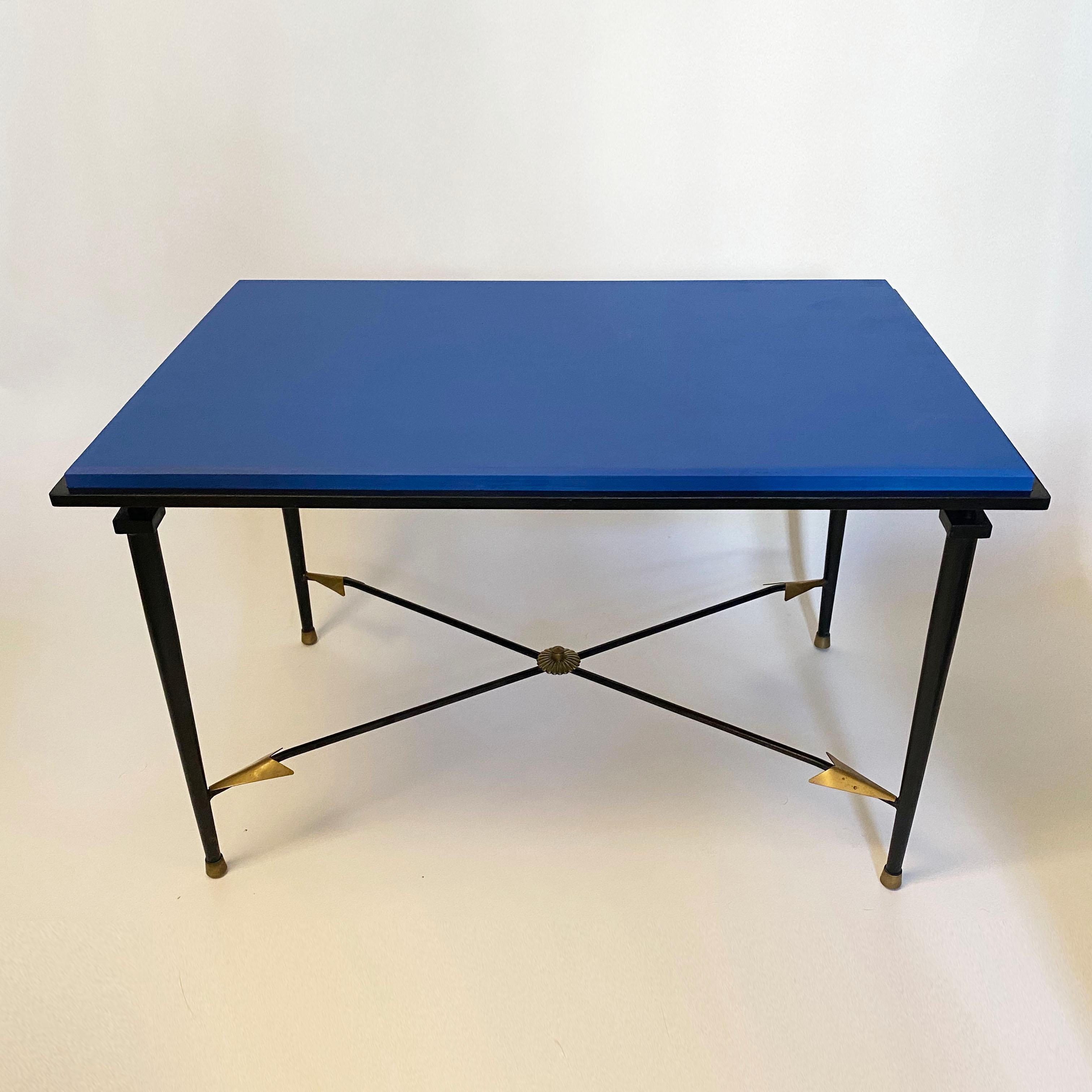 Milieu du XXe siècle Table d'appoint Art Déco en fer forgé et flèches en laiton dans le style d'André Arbus en vente